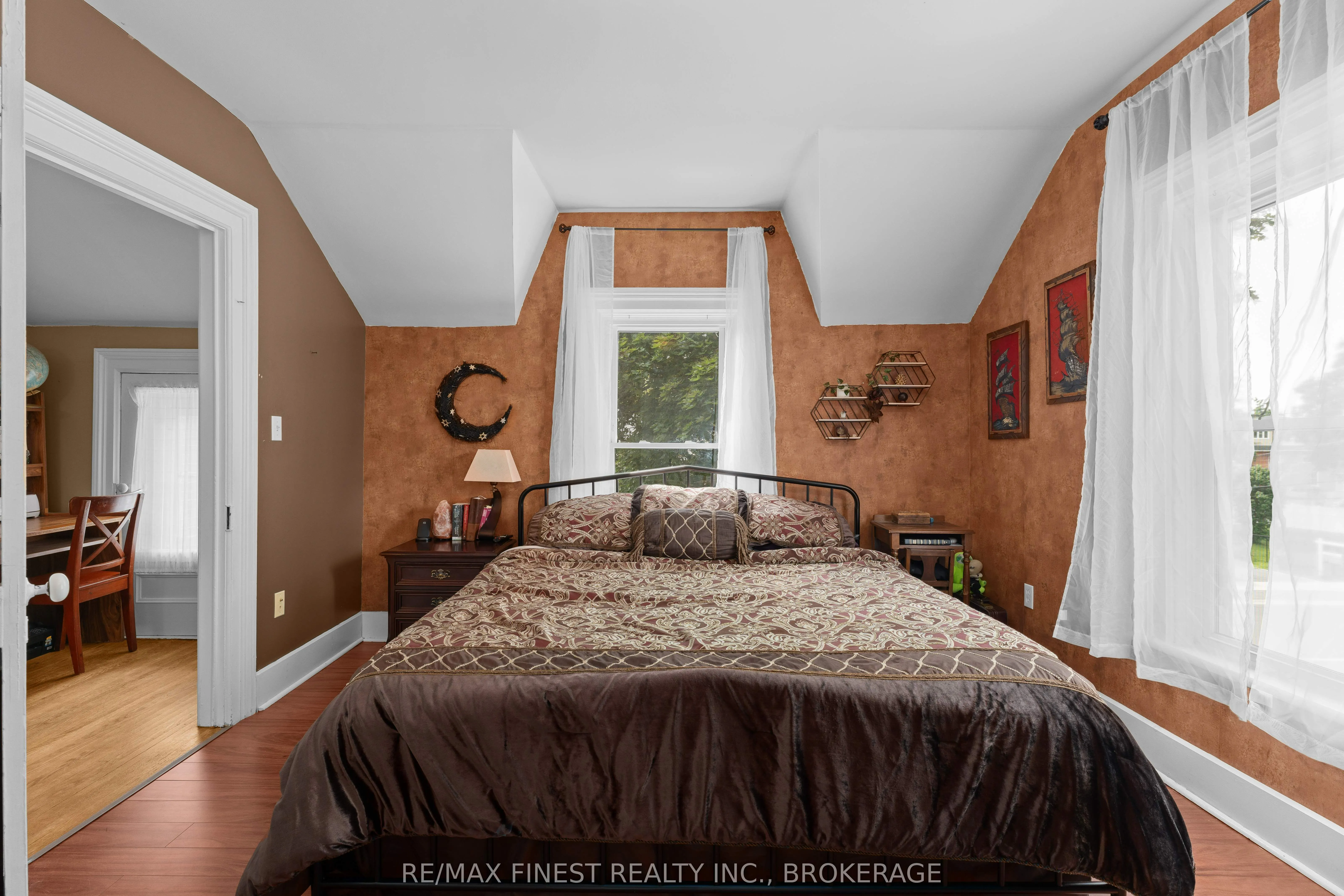 15 Graham Street E