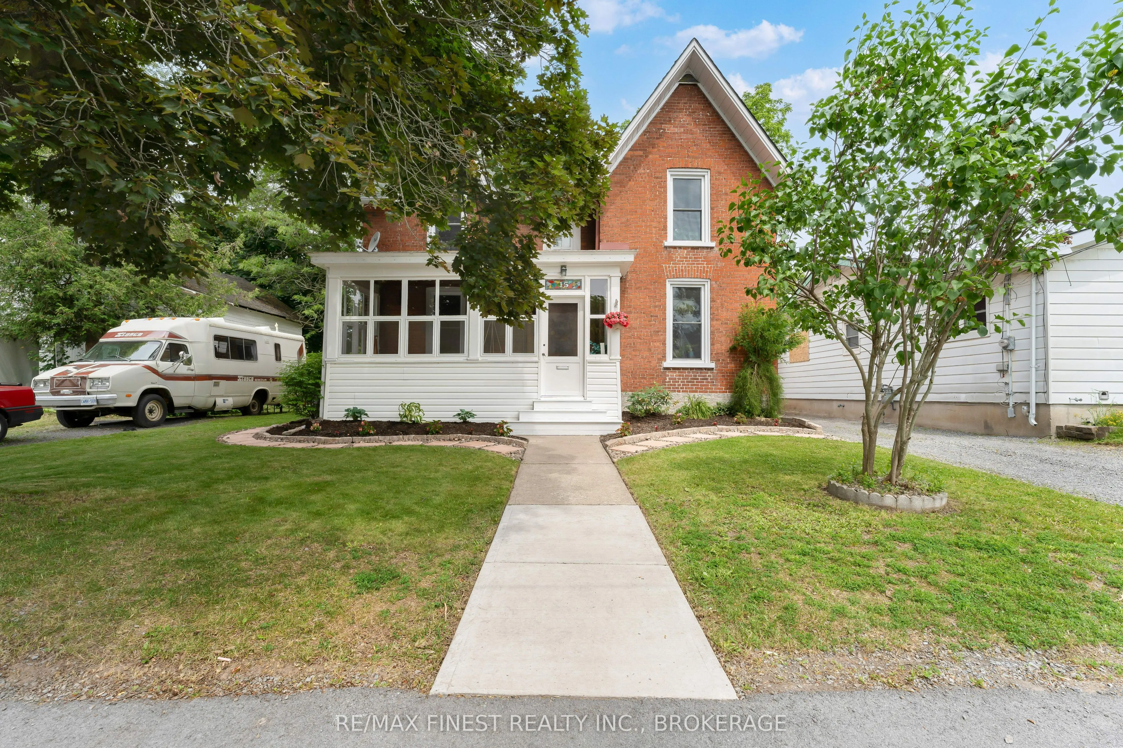 15 Graham Street E