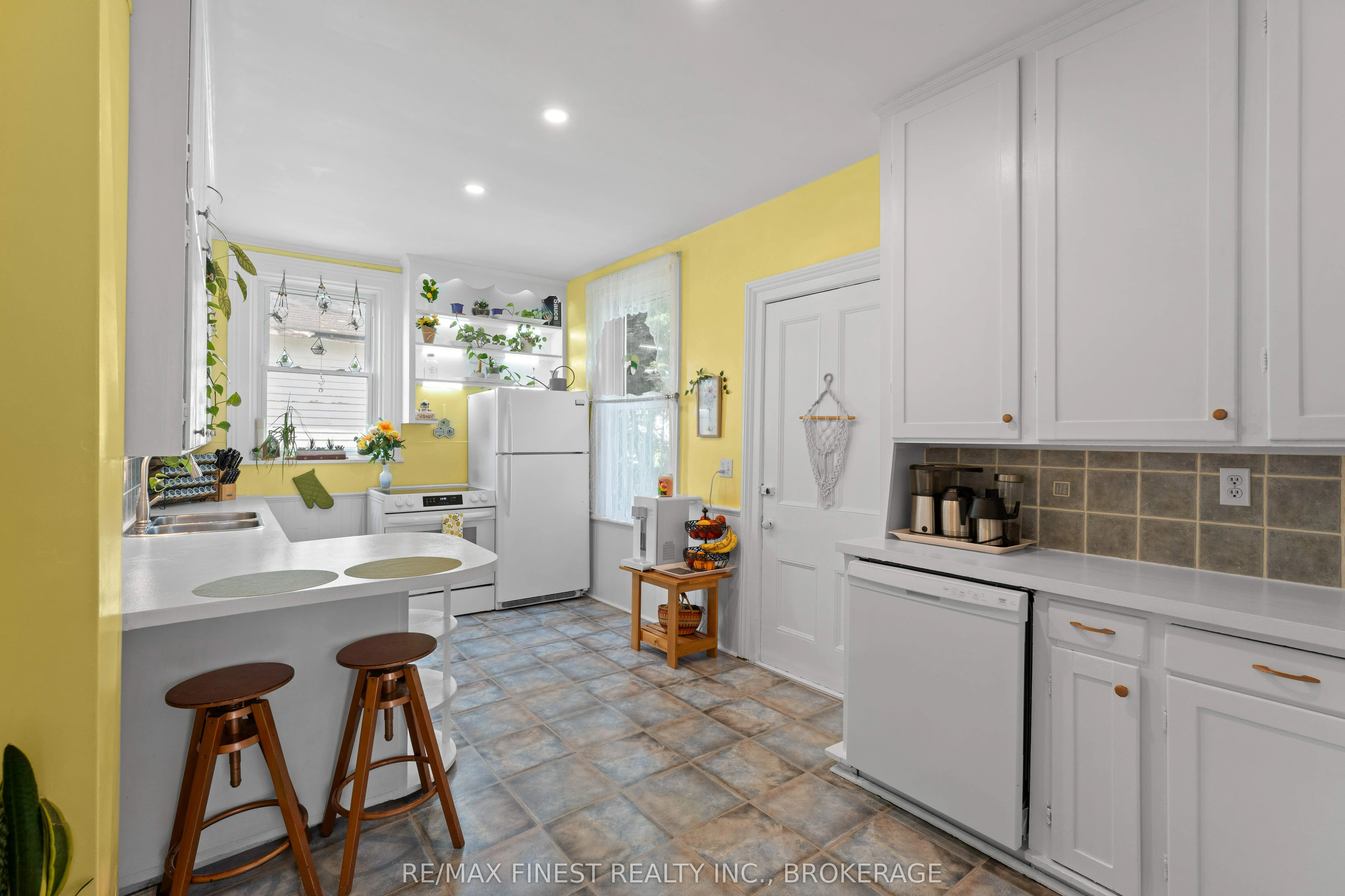 15 Graham Street E