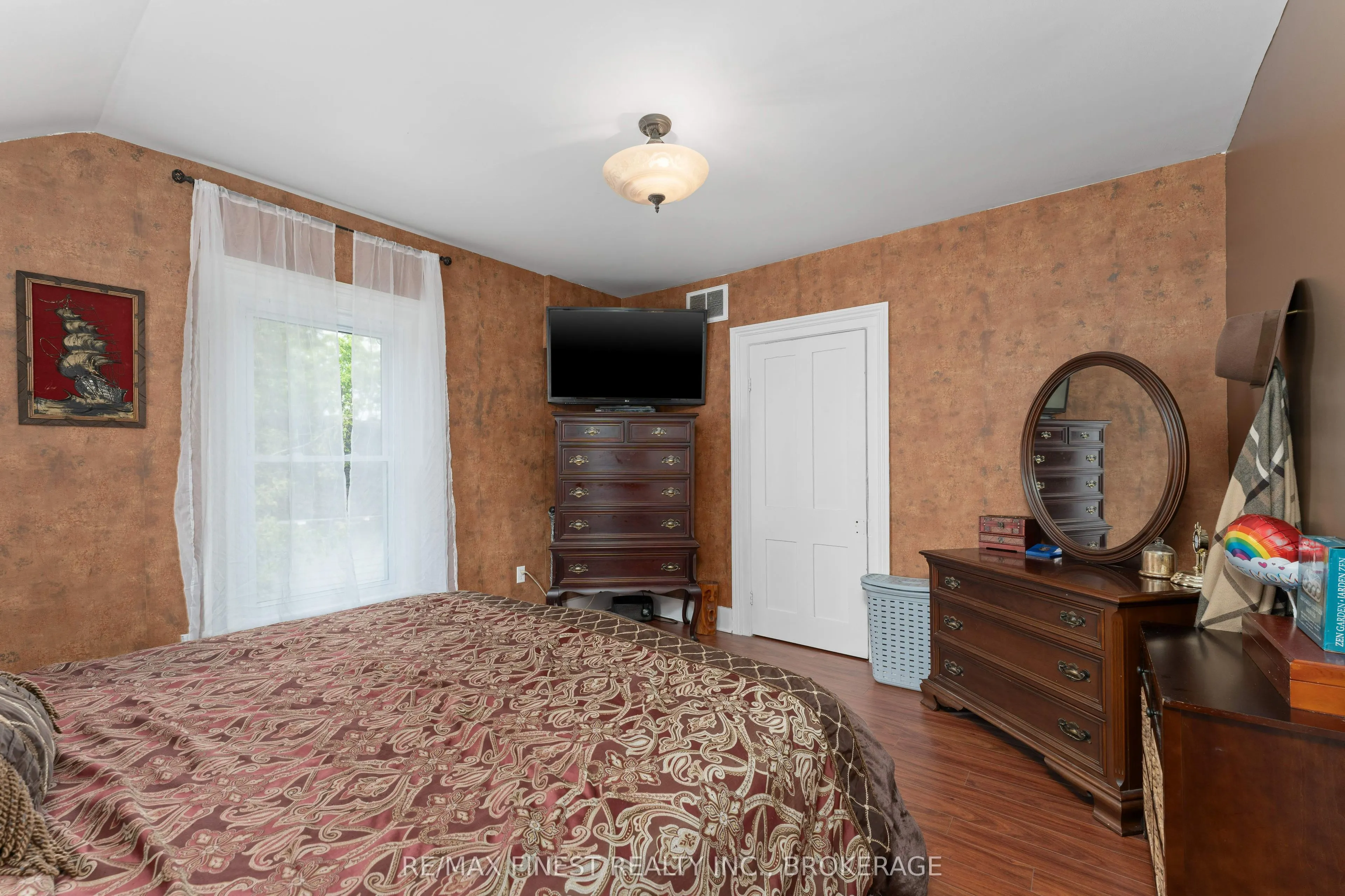 15 Graham Street E