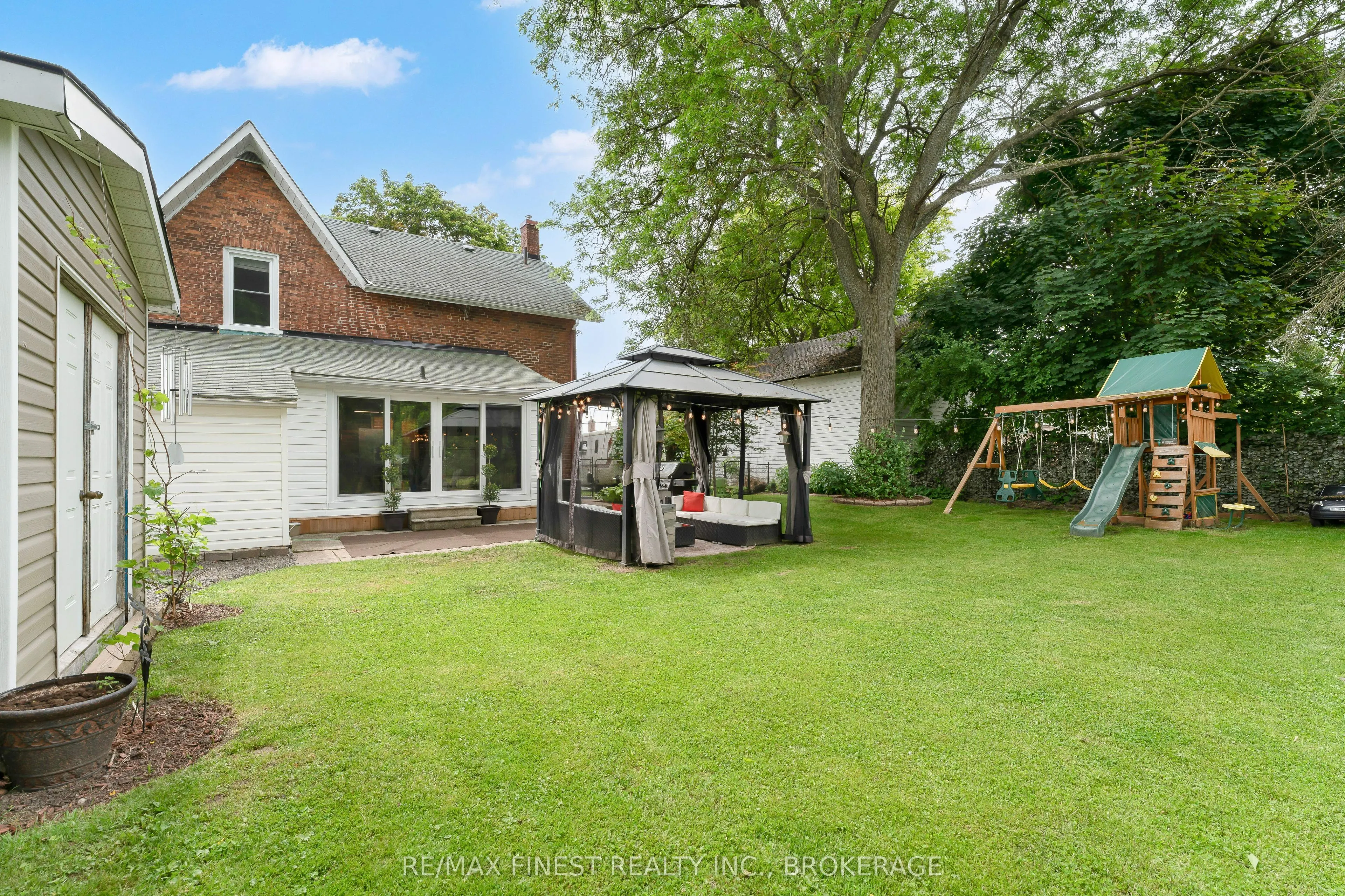 15 Graham Street E