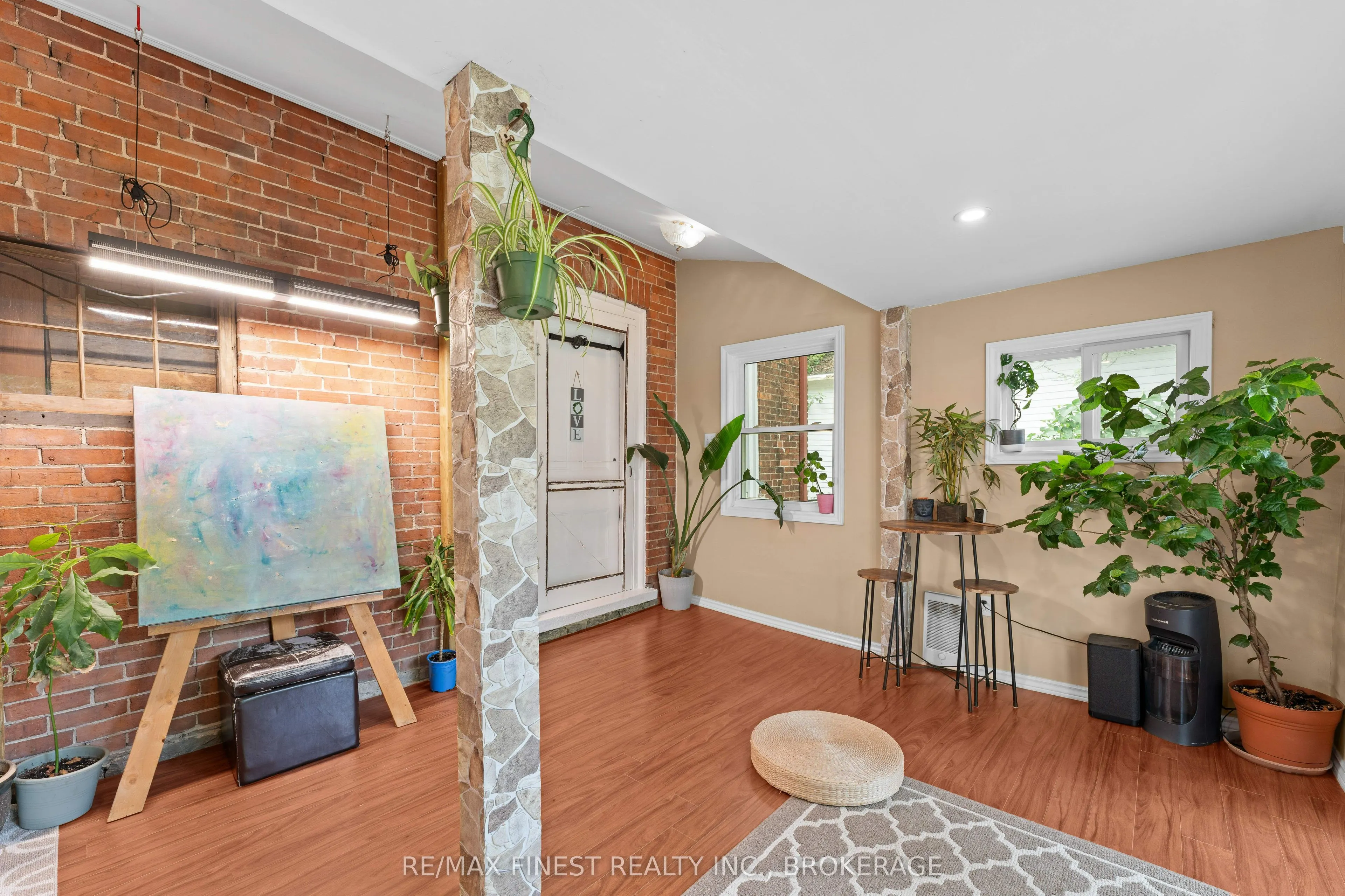 15 Graham Street E