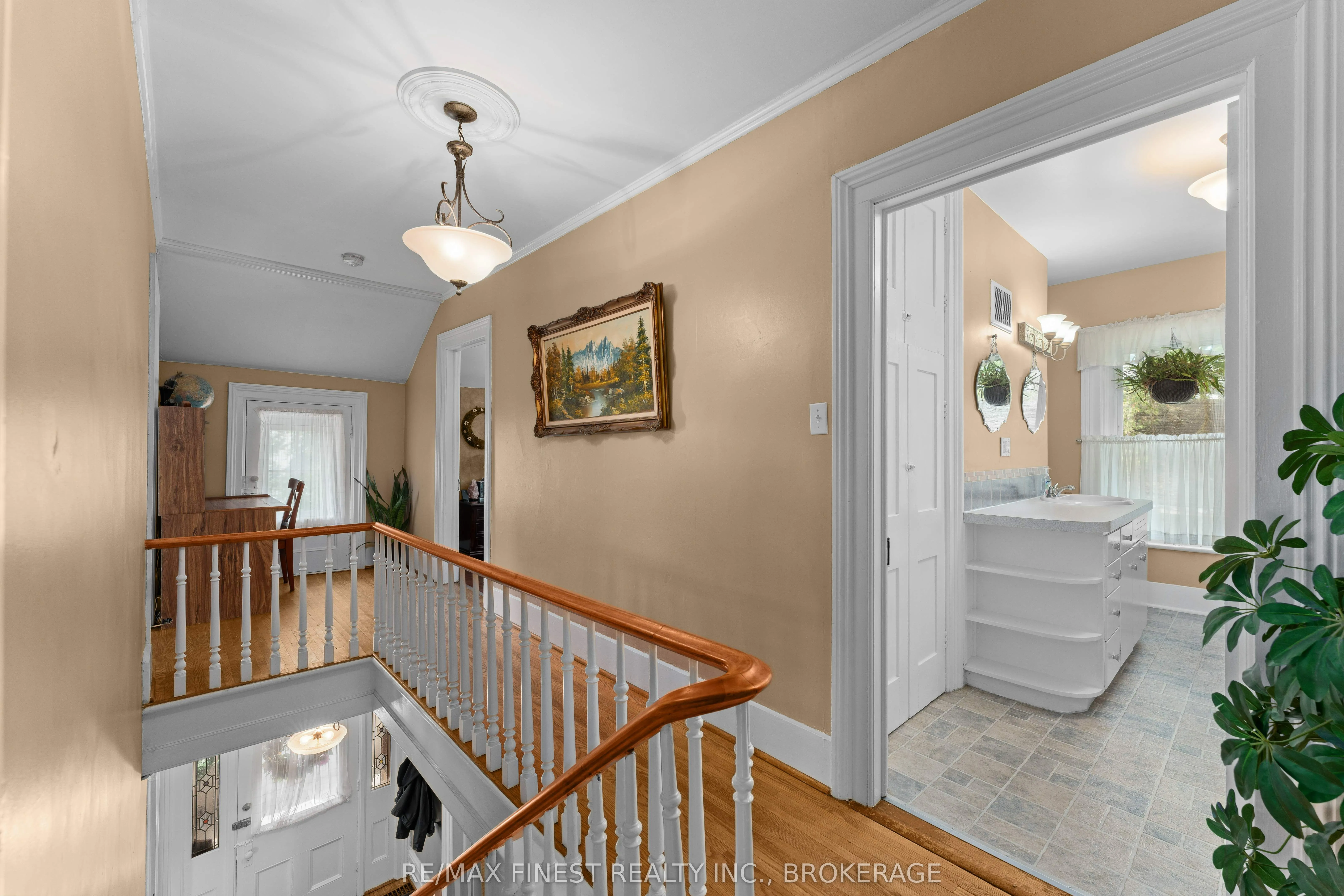 15 Graham Street E