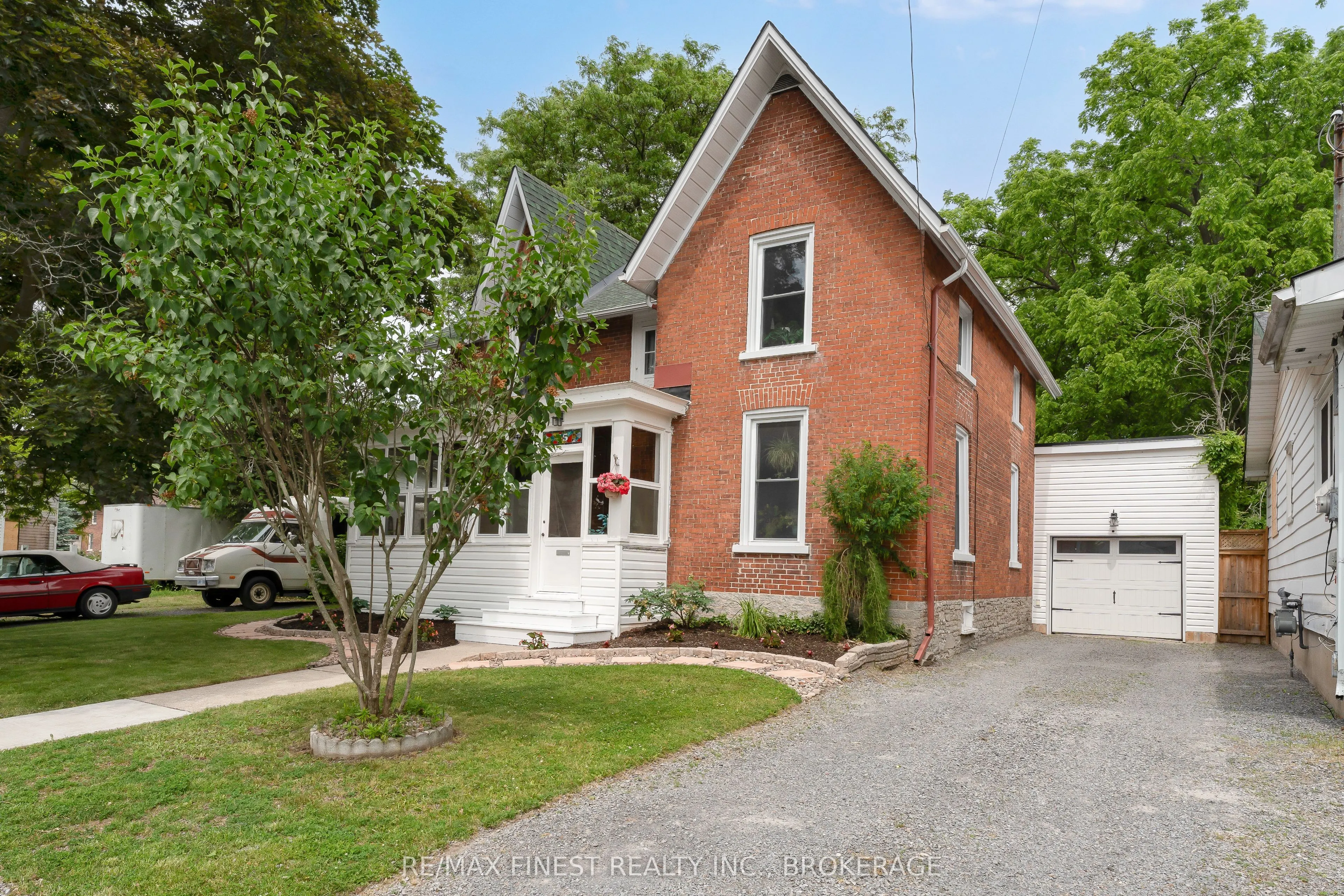 15 Graham Street E