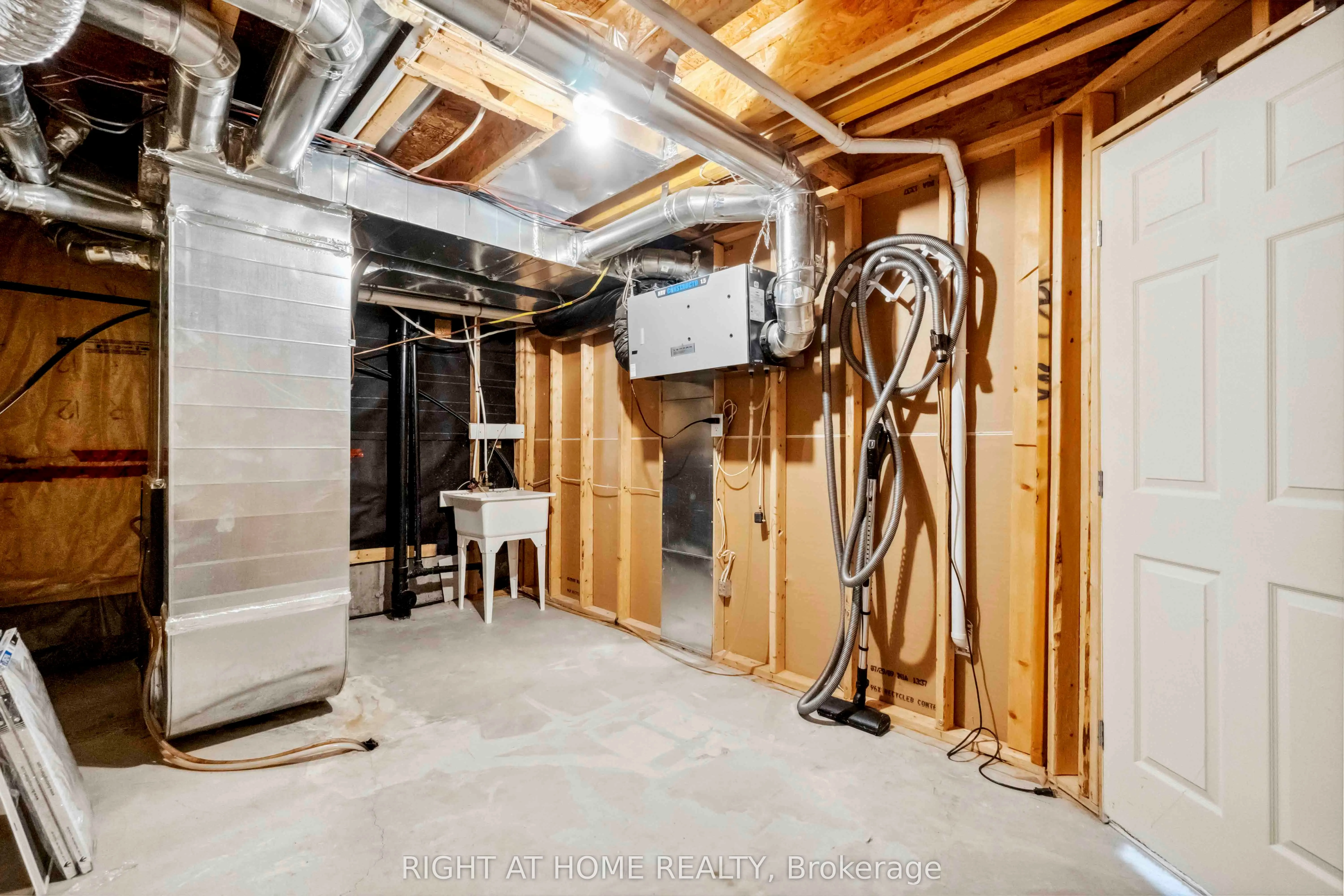 163 Mojave Crescent