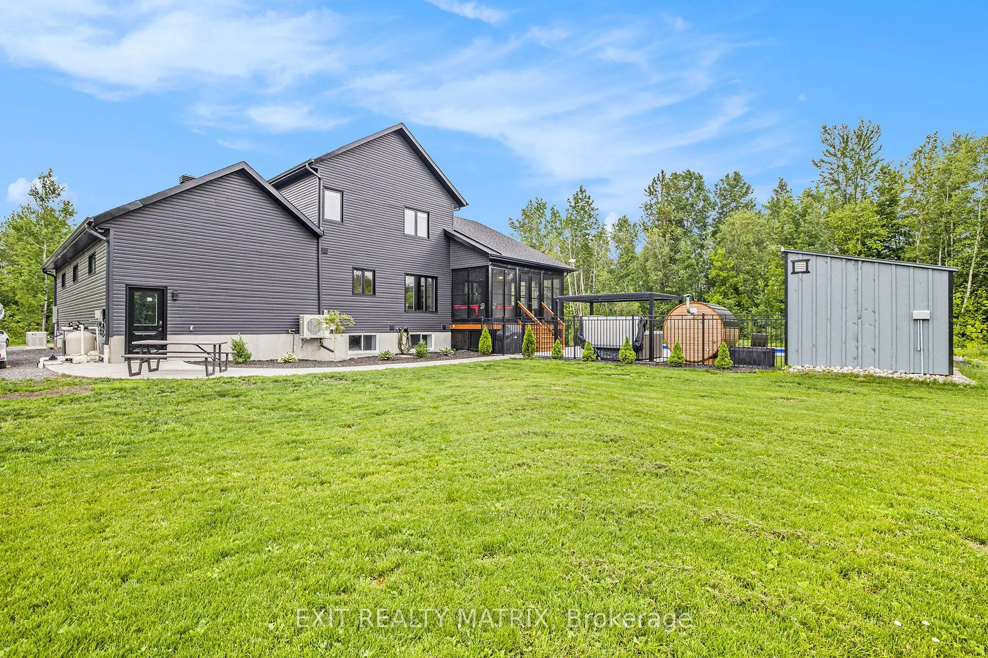 3253 Maisonneuve Road