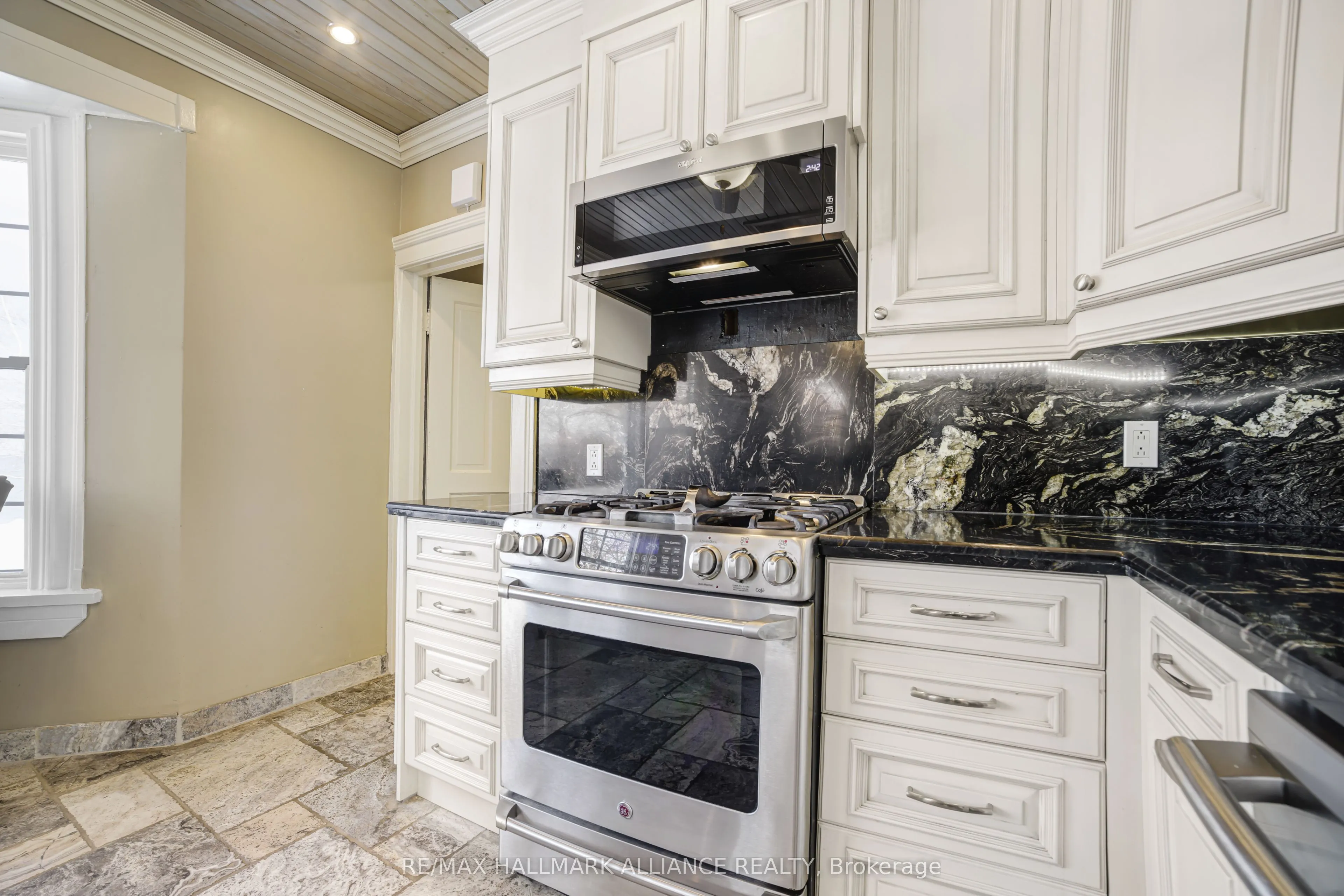 39 Lakeview Drive