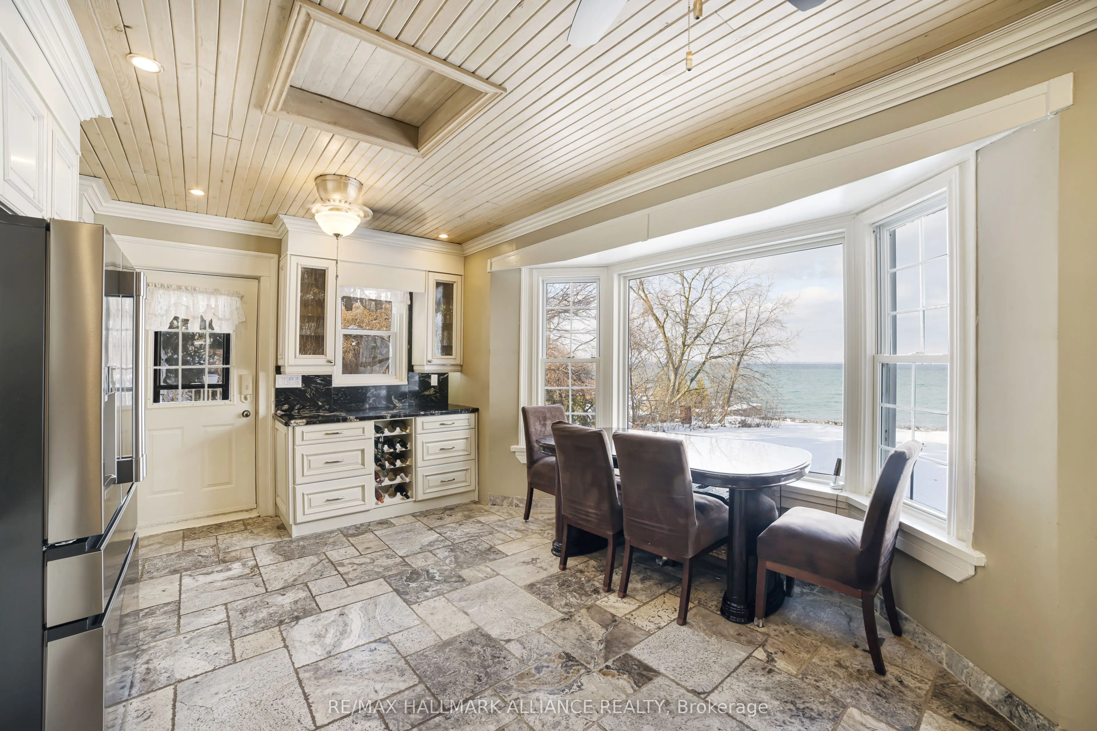 39 Lakeview Drive