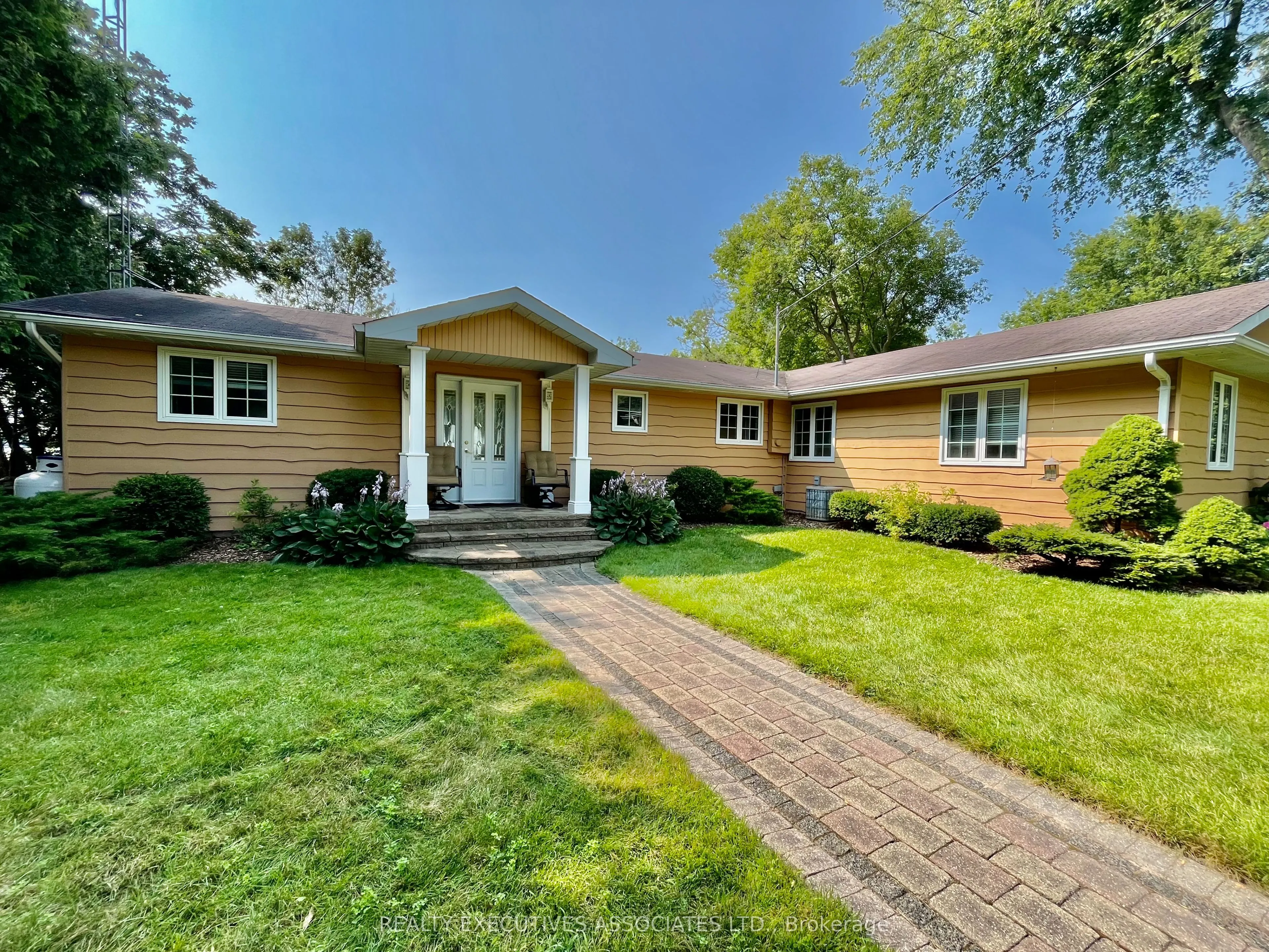 22 Lakeview Boulevard