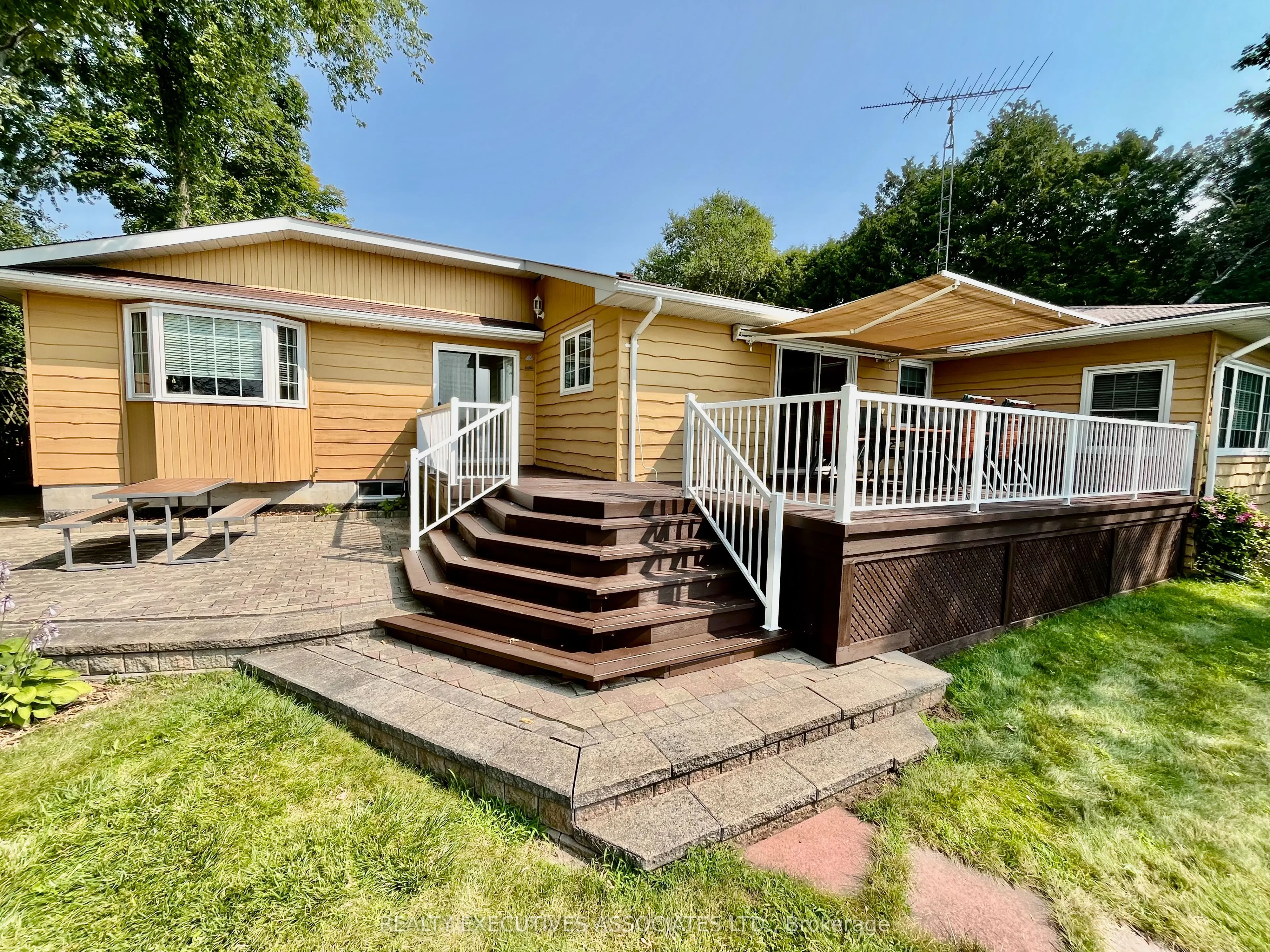 22 Lakeview Boulevard