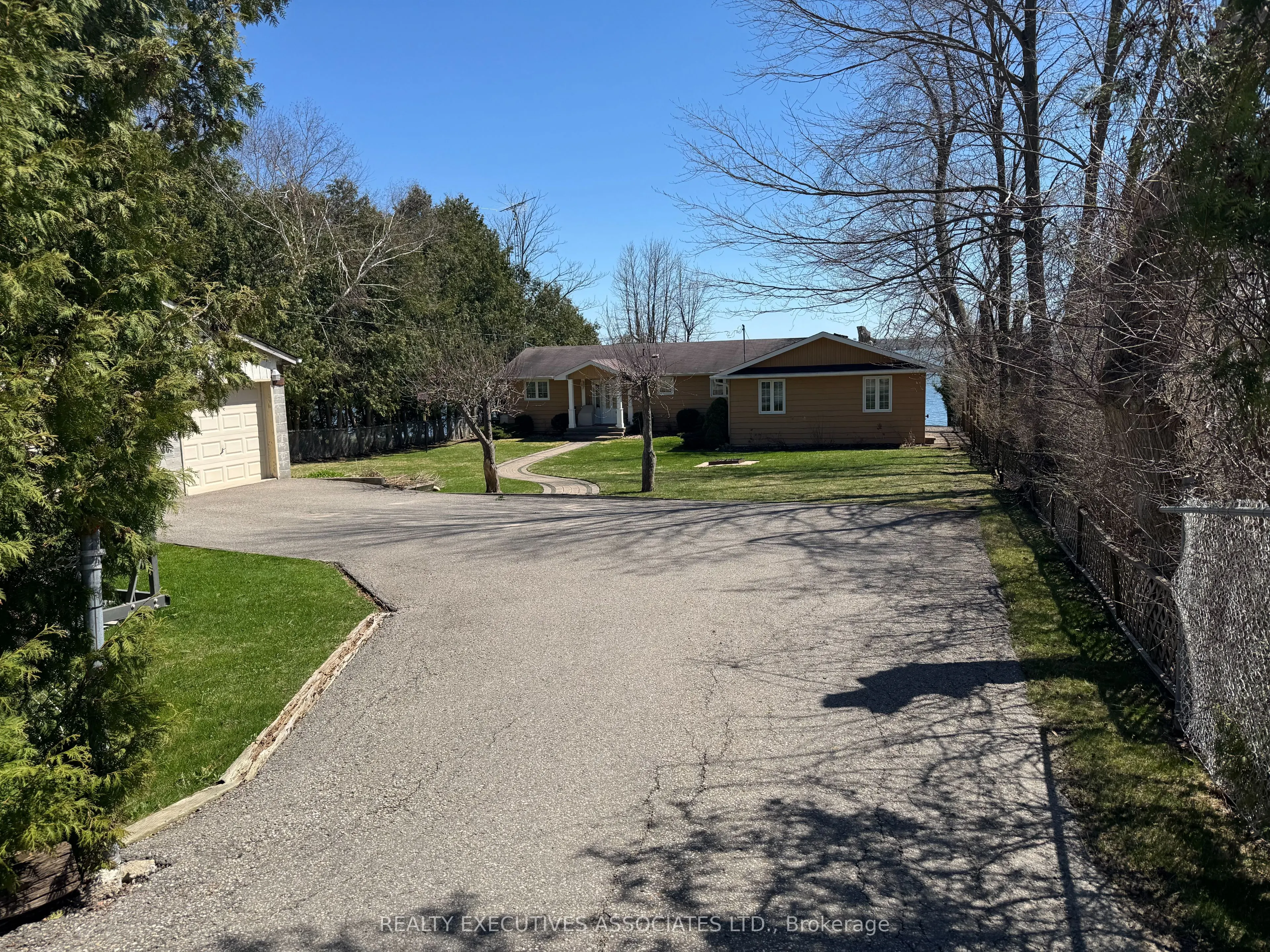 22 Lakeview Boulevard