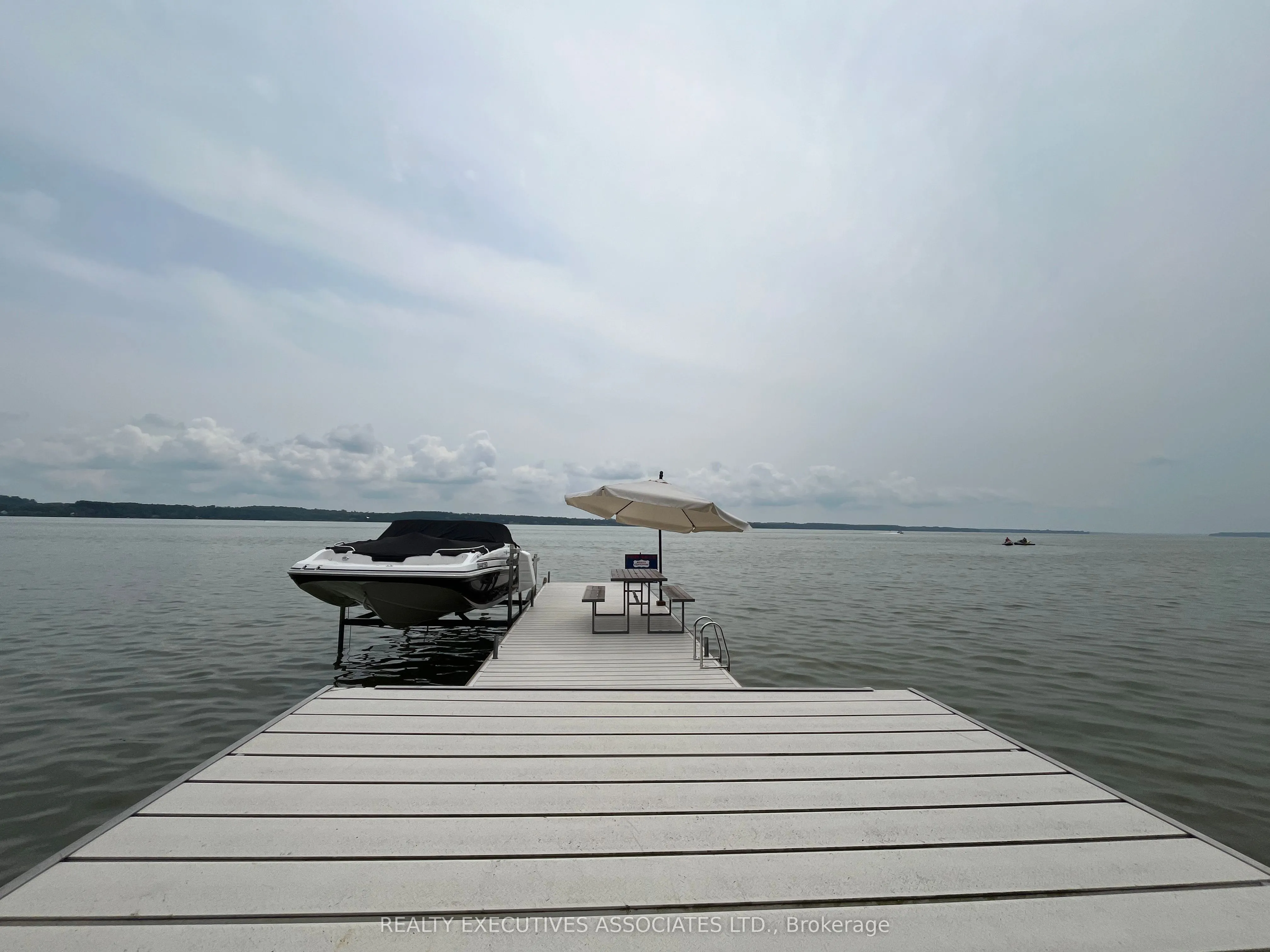 22 Lakeview Boulevard