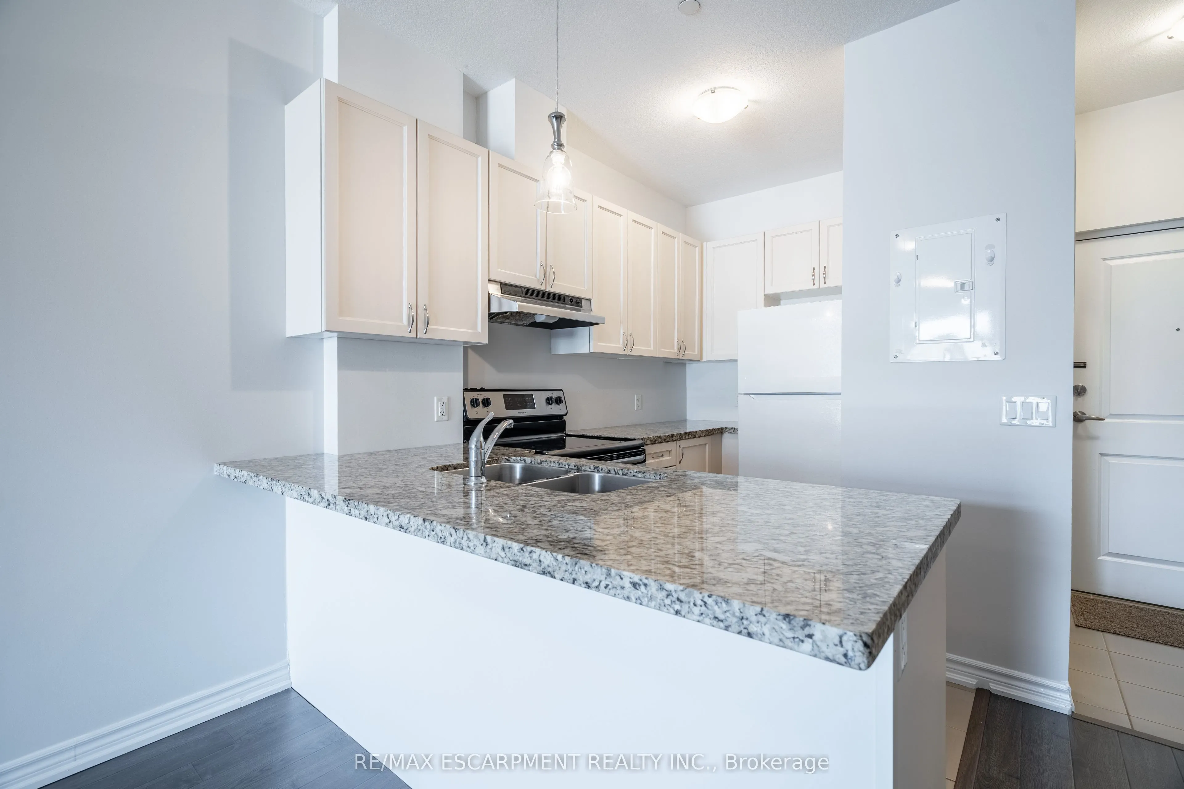 95 Wilson Street W, #204