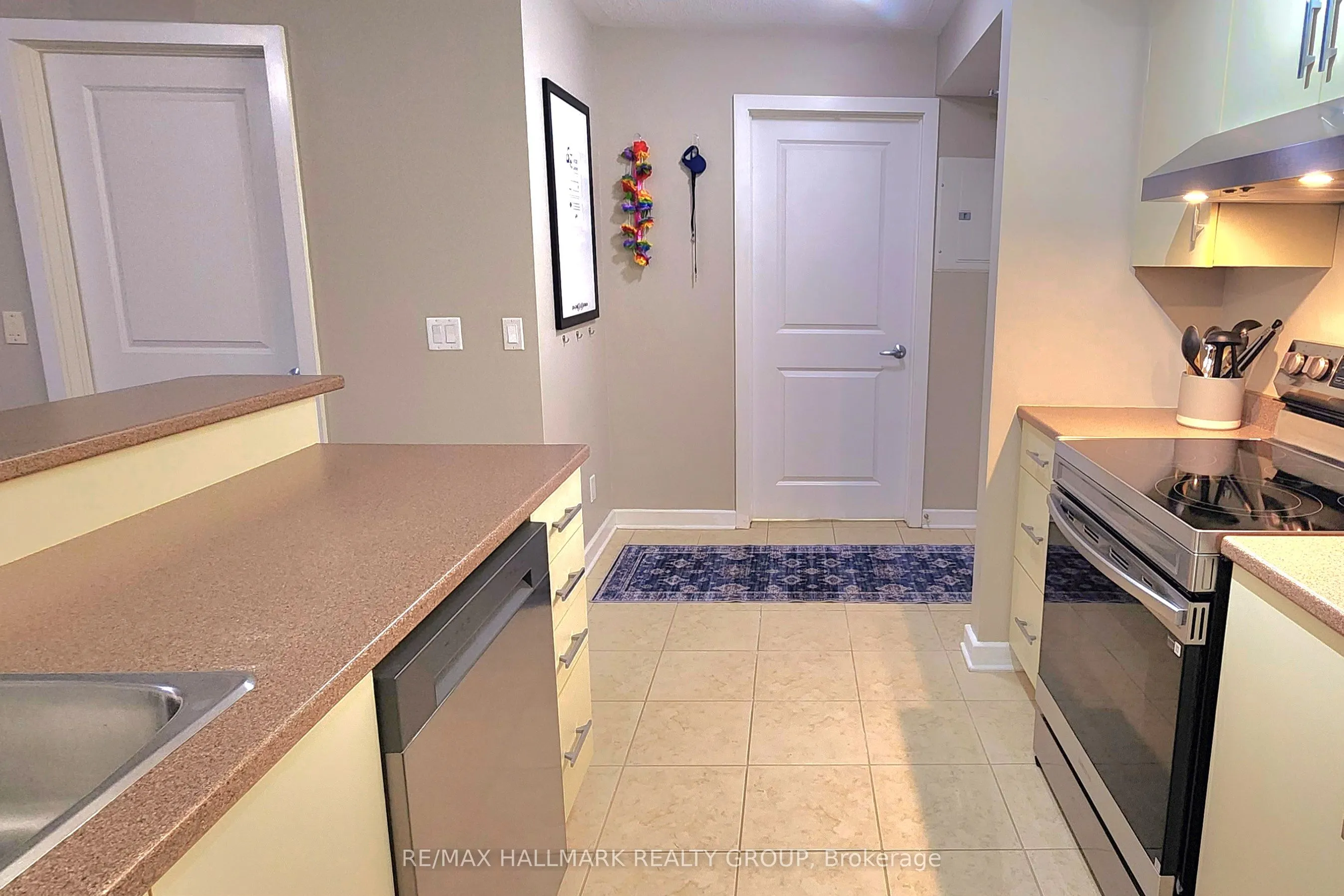 138 Somerset Street W, #209