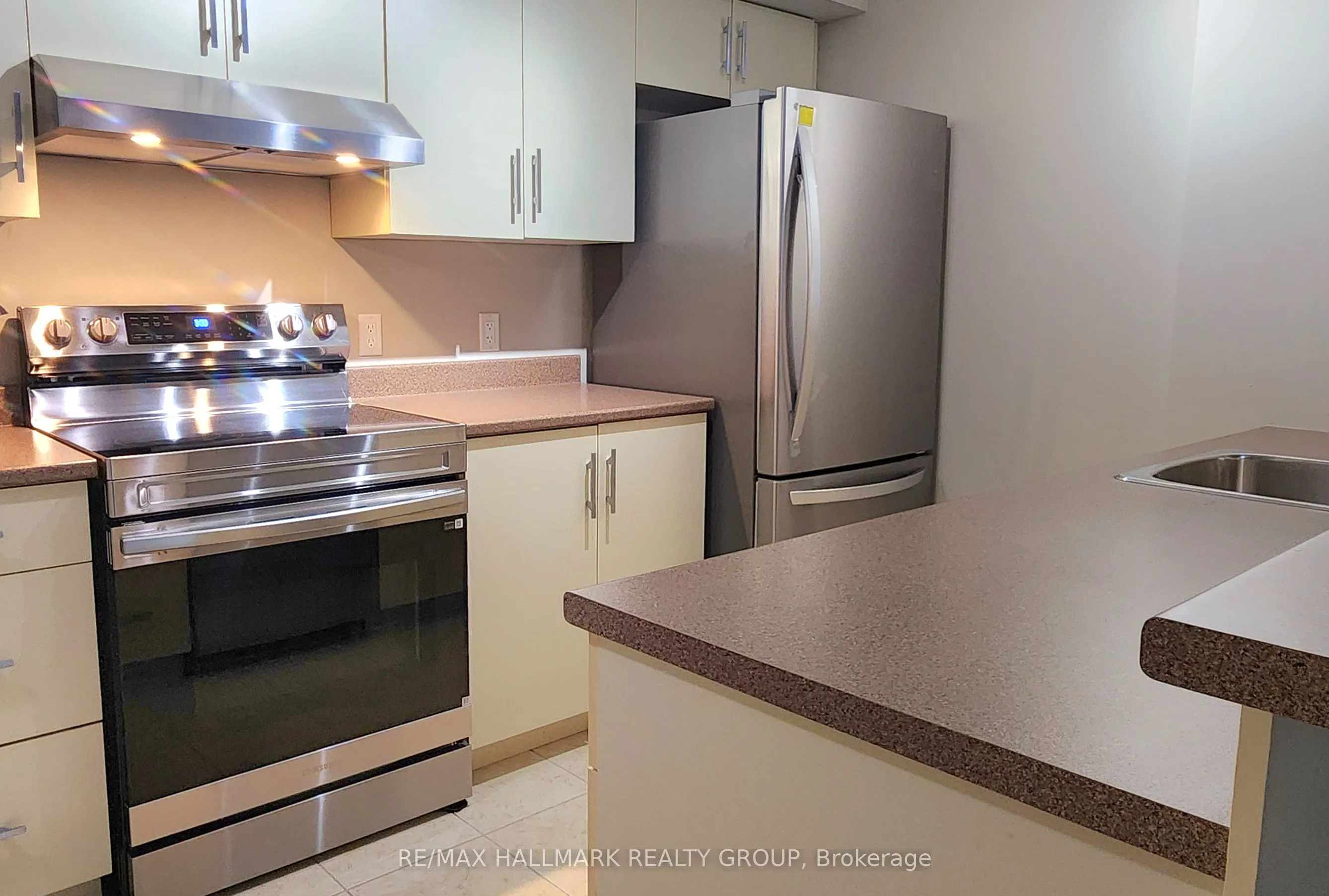 138 Somerset Street W, #209