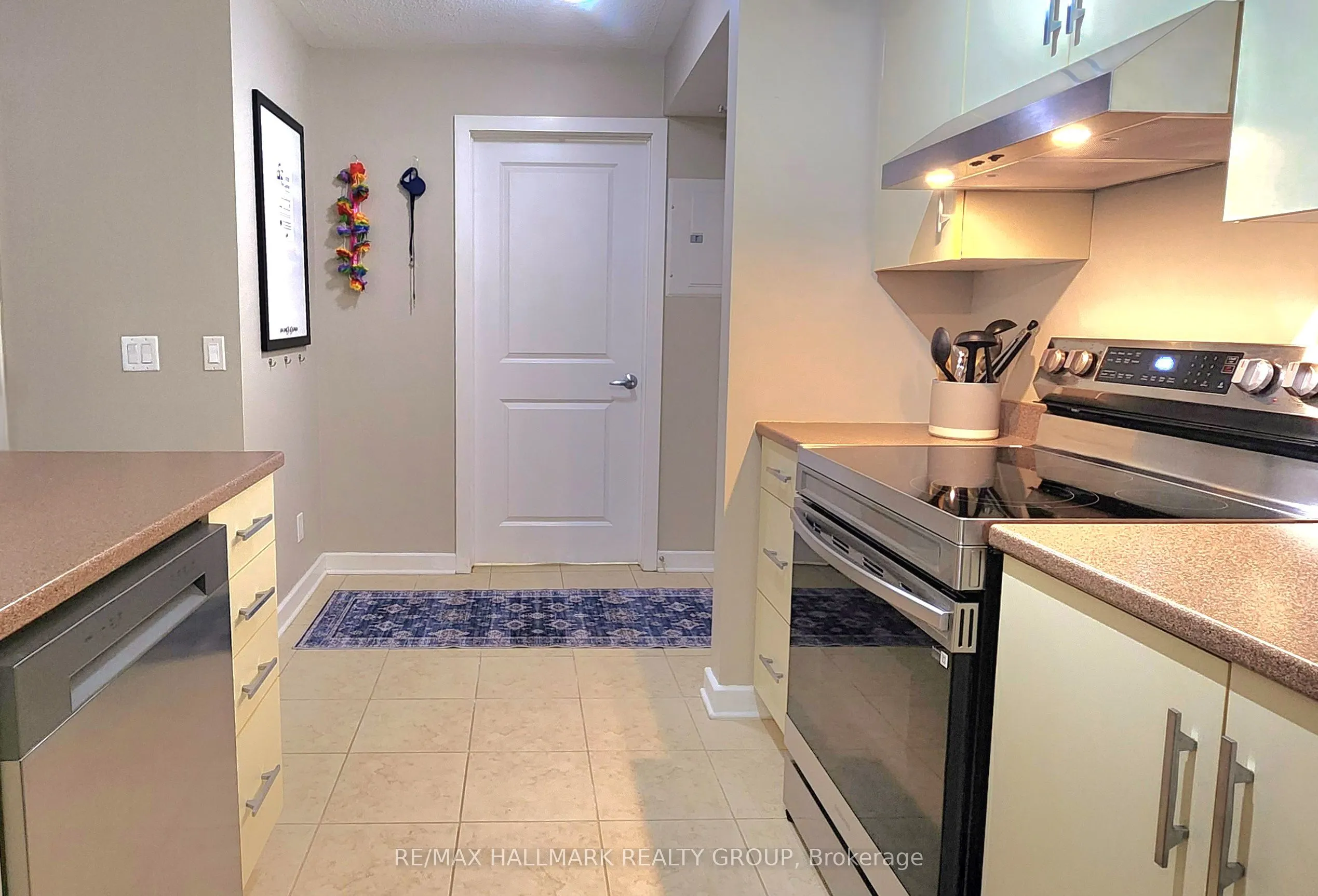 138 Somerset Street W, #209