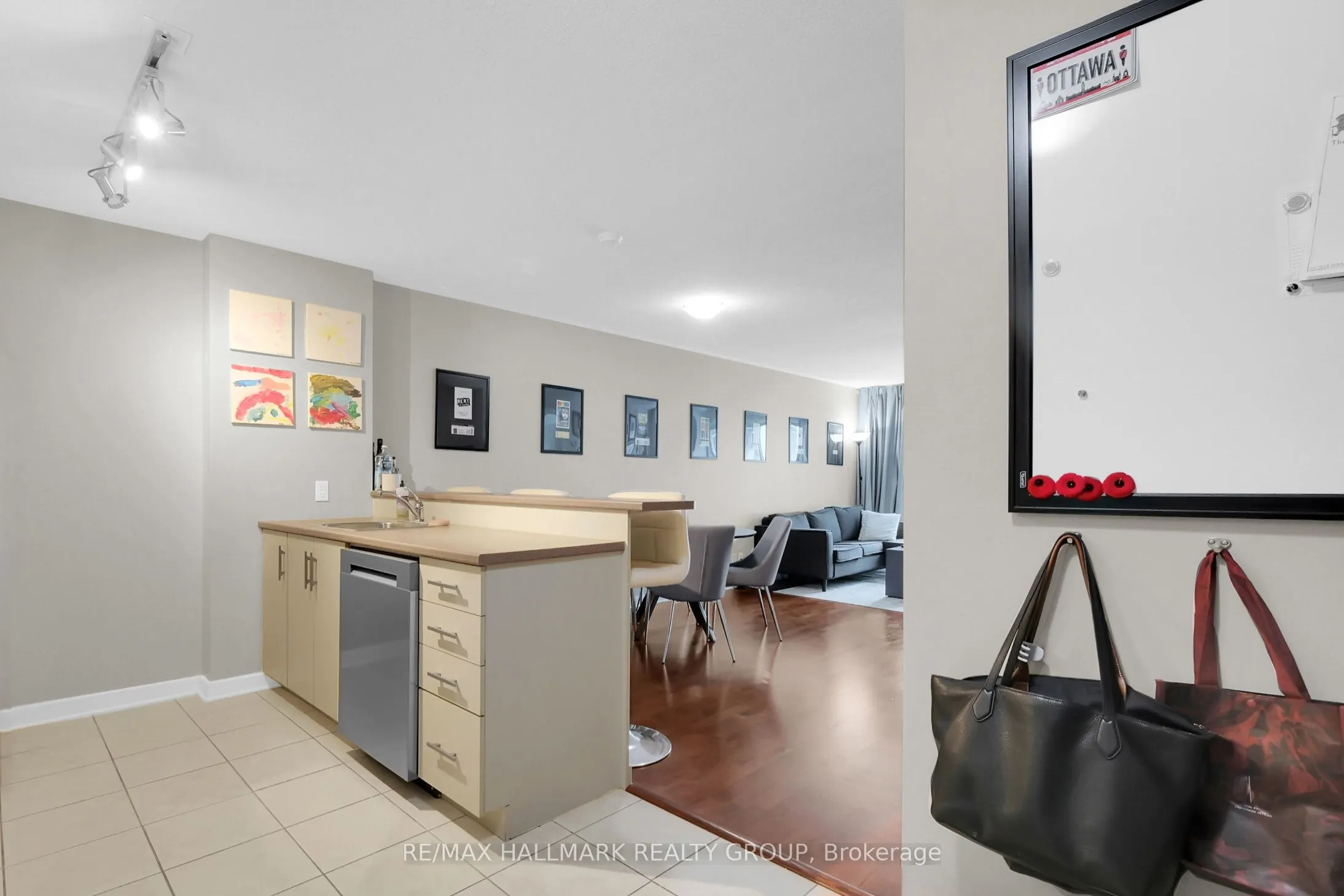 138 Somerset Street W, #209