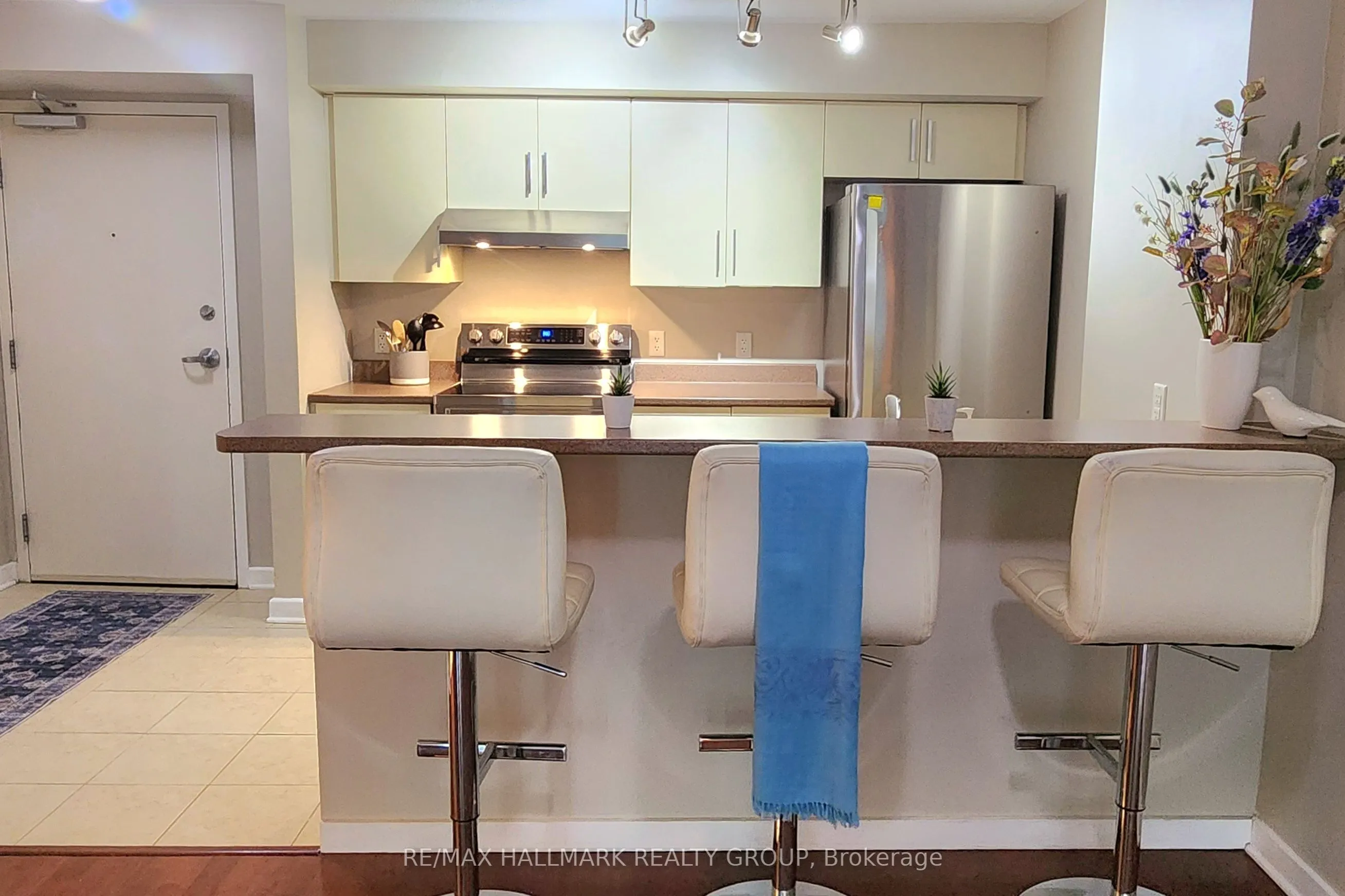 138 Somerset Street W, #209