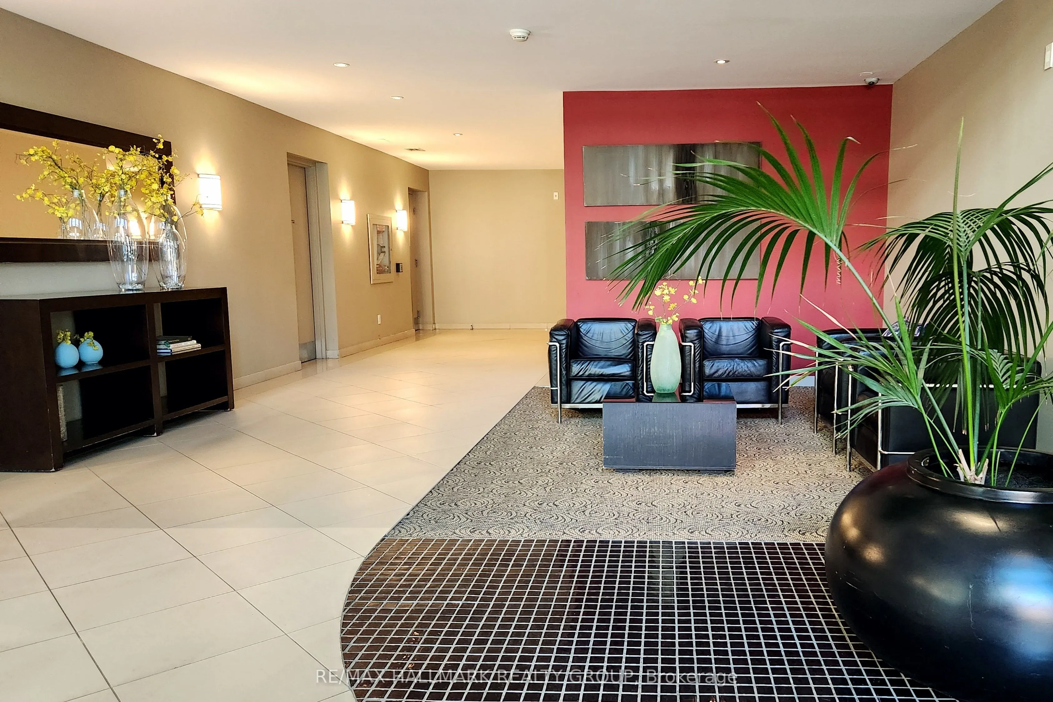 138 Somerset Street W, #209