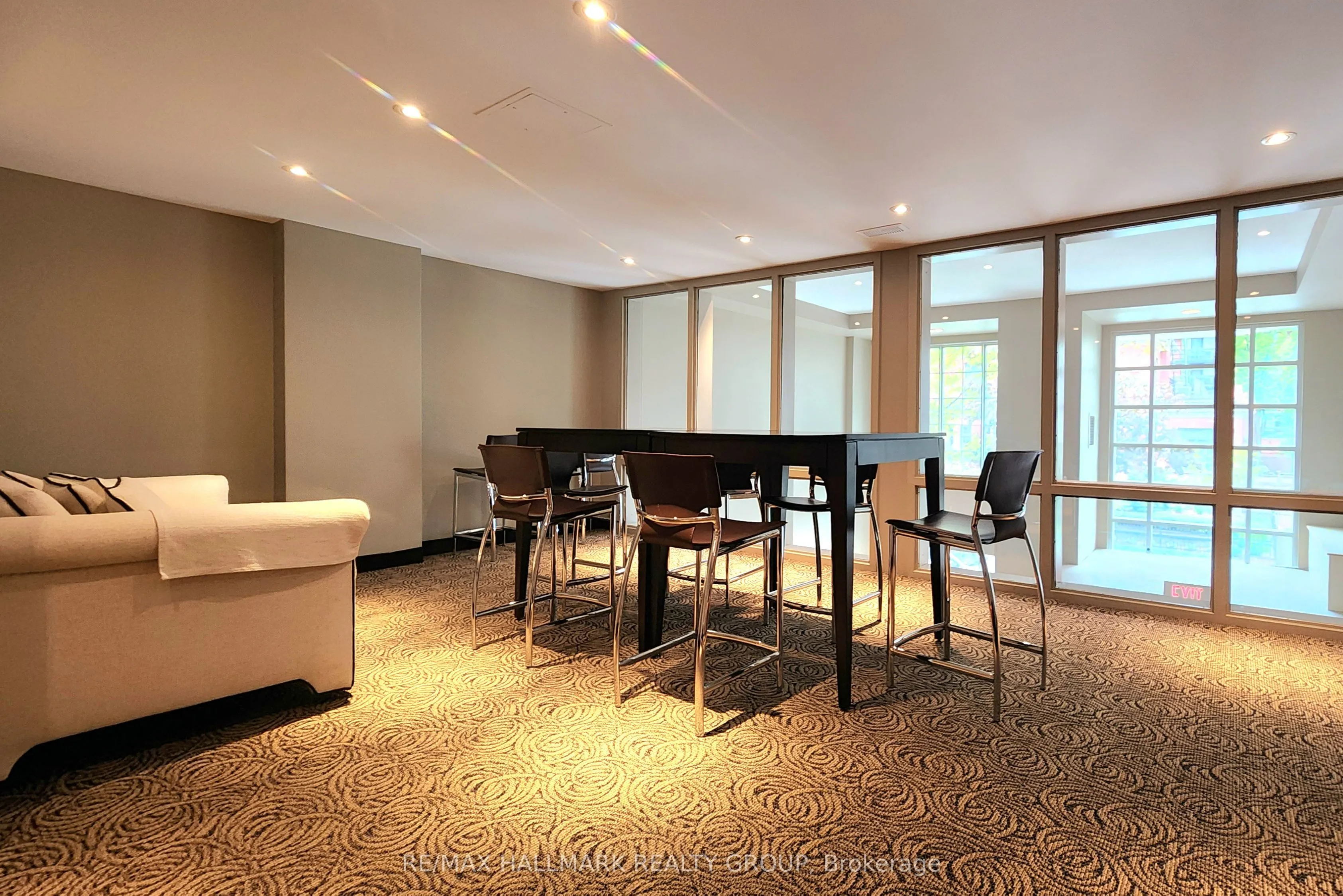 138 Somerset Street W, #209