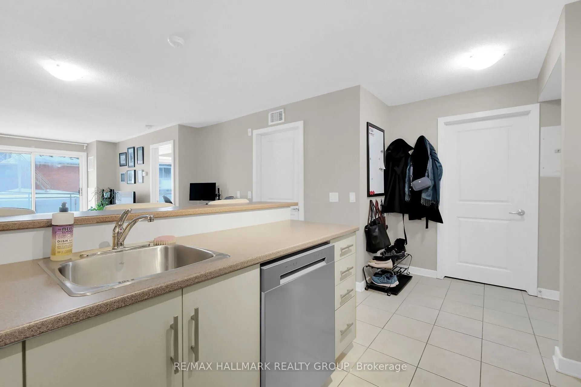 138 Somerset Street W, #209