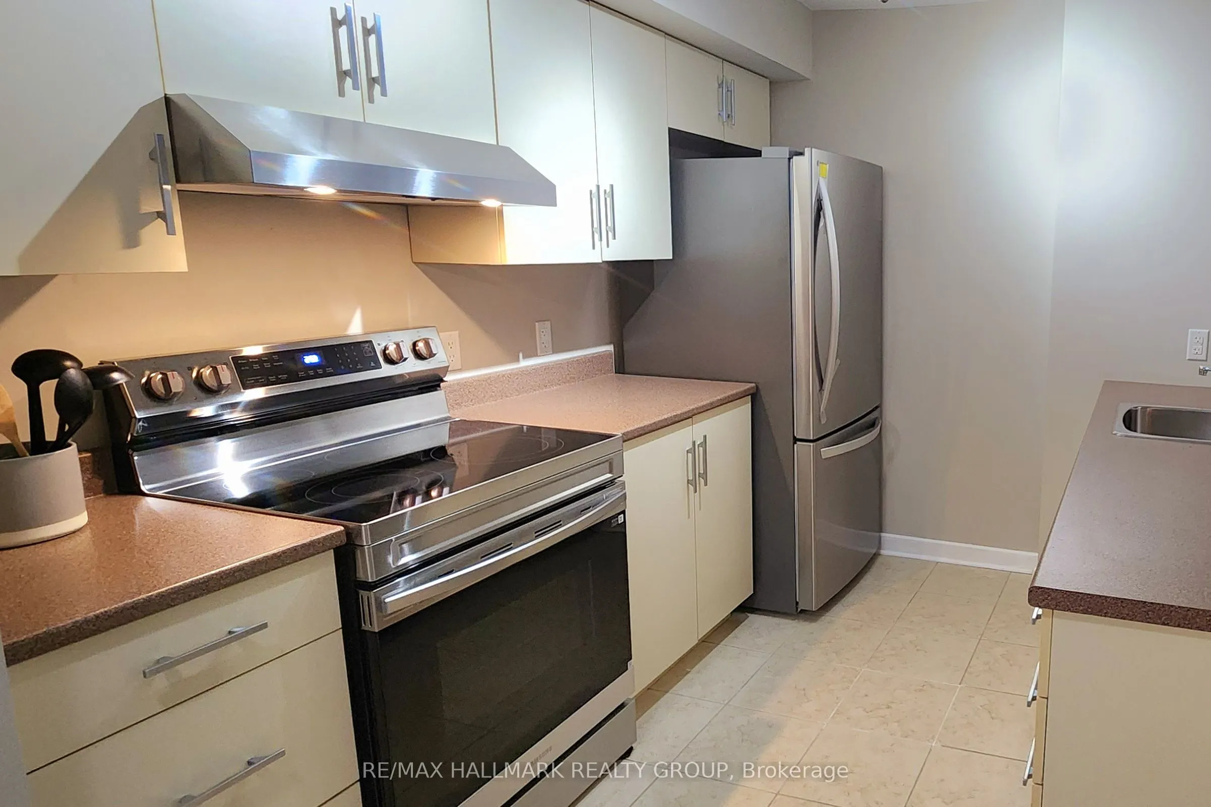138 Somerset Street W, #209