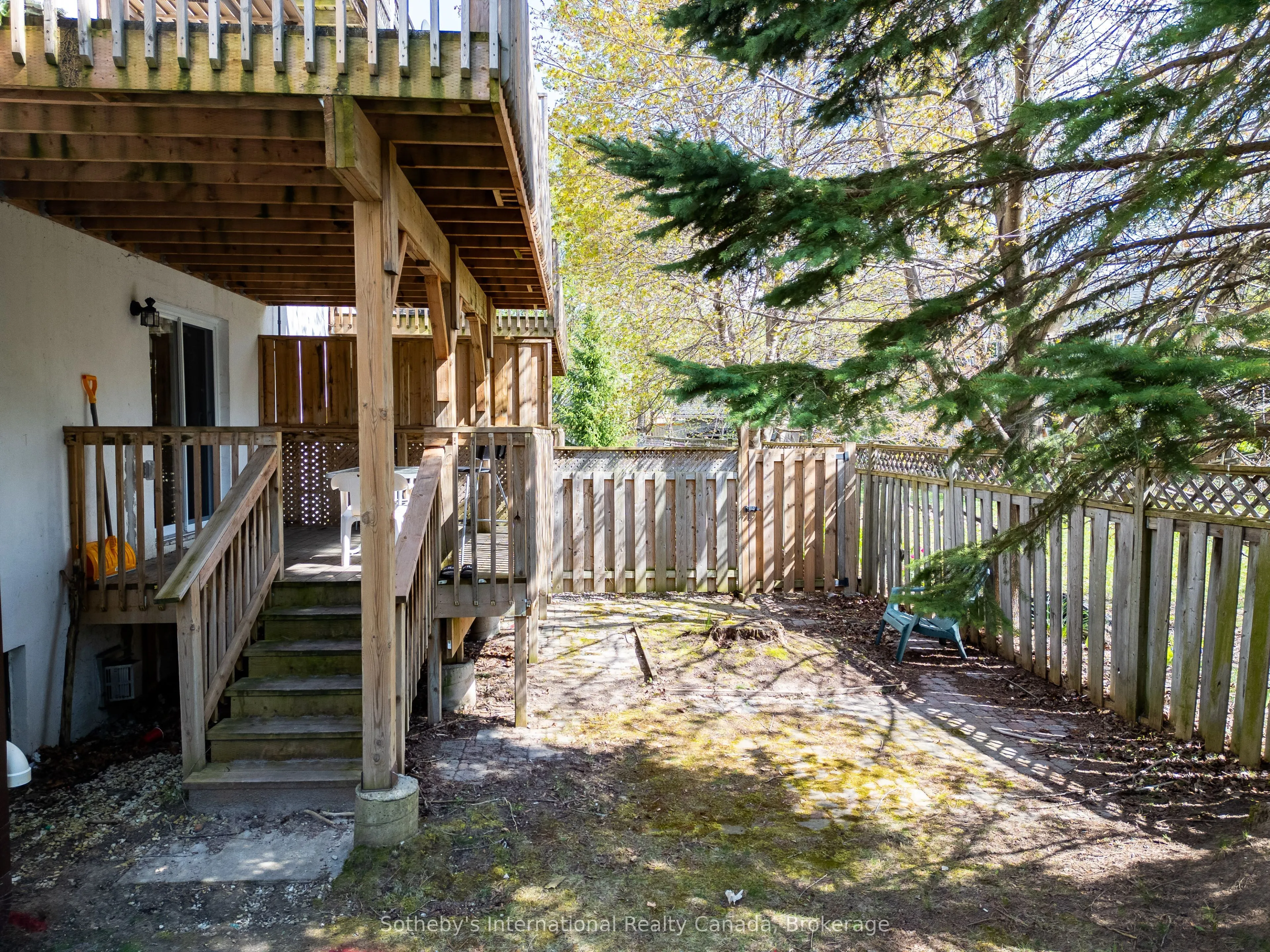 210 ARLBERG Crescent