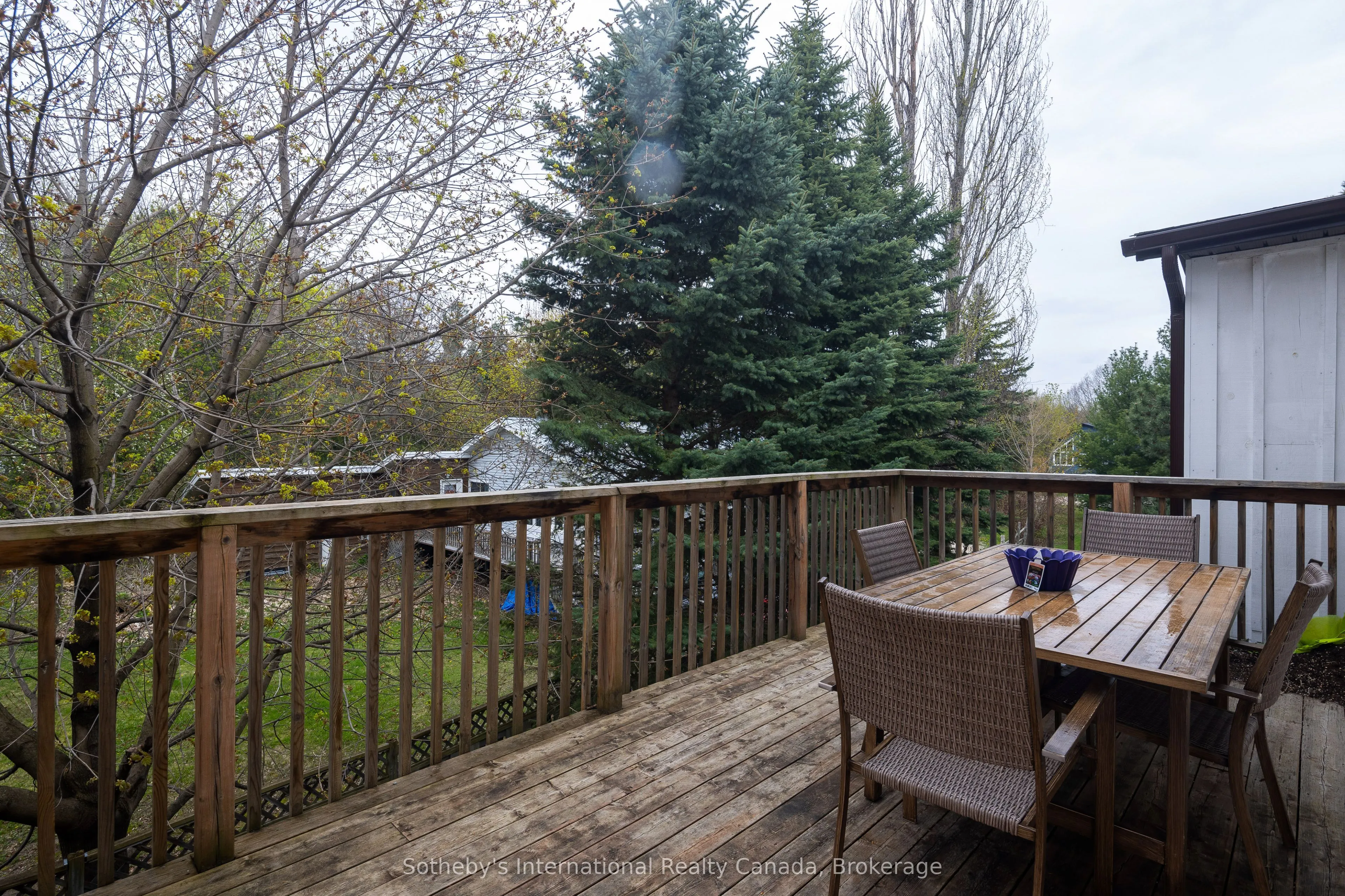 210 ARLBERG Crescent