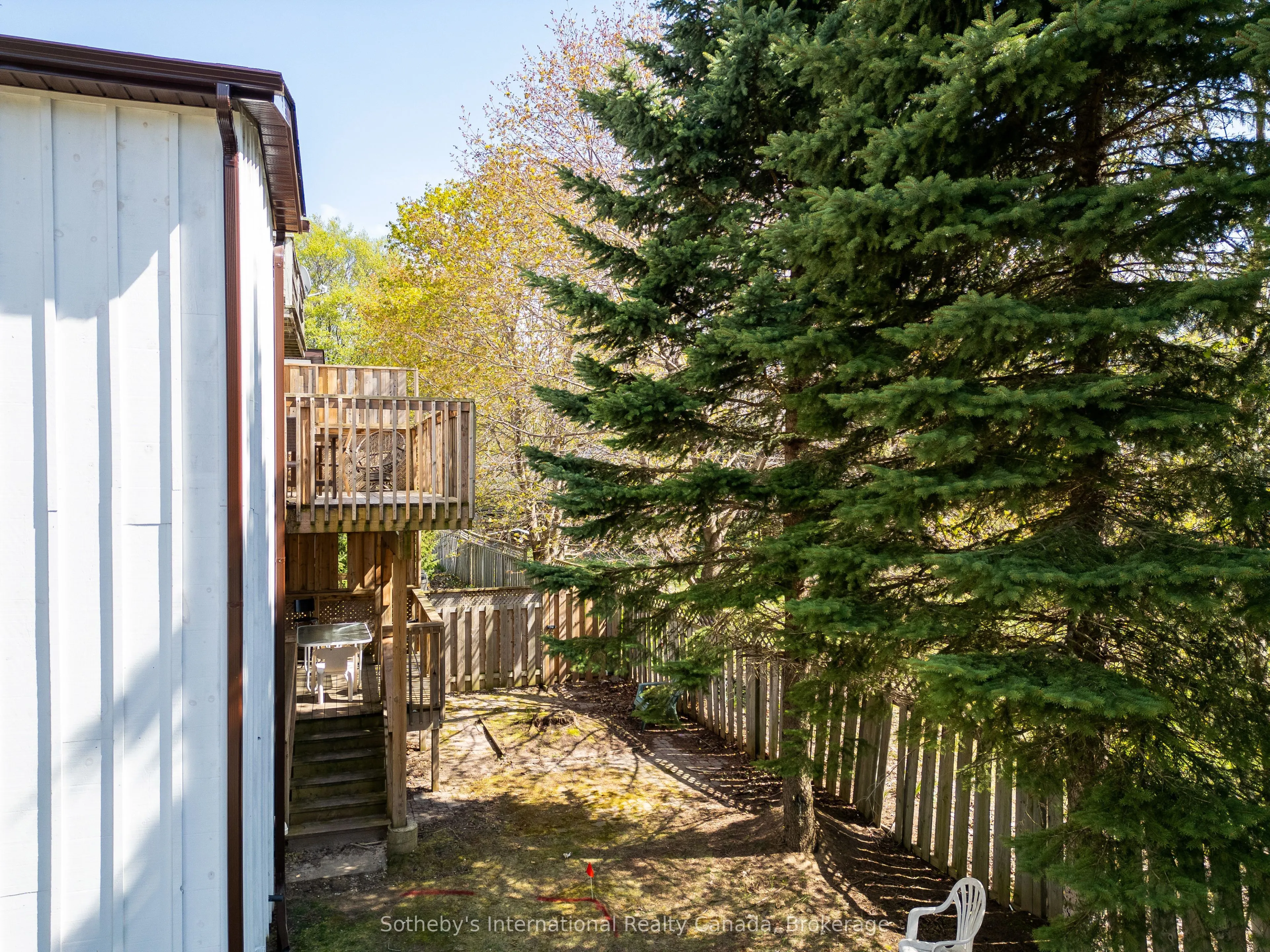 210 ARLBERG Crescent