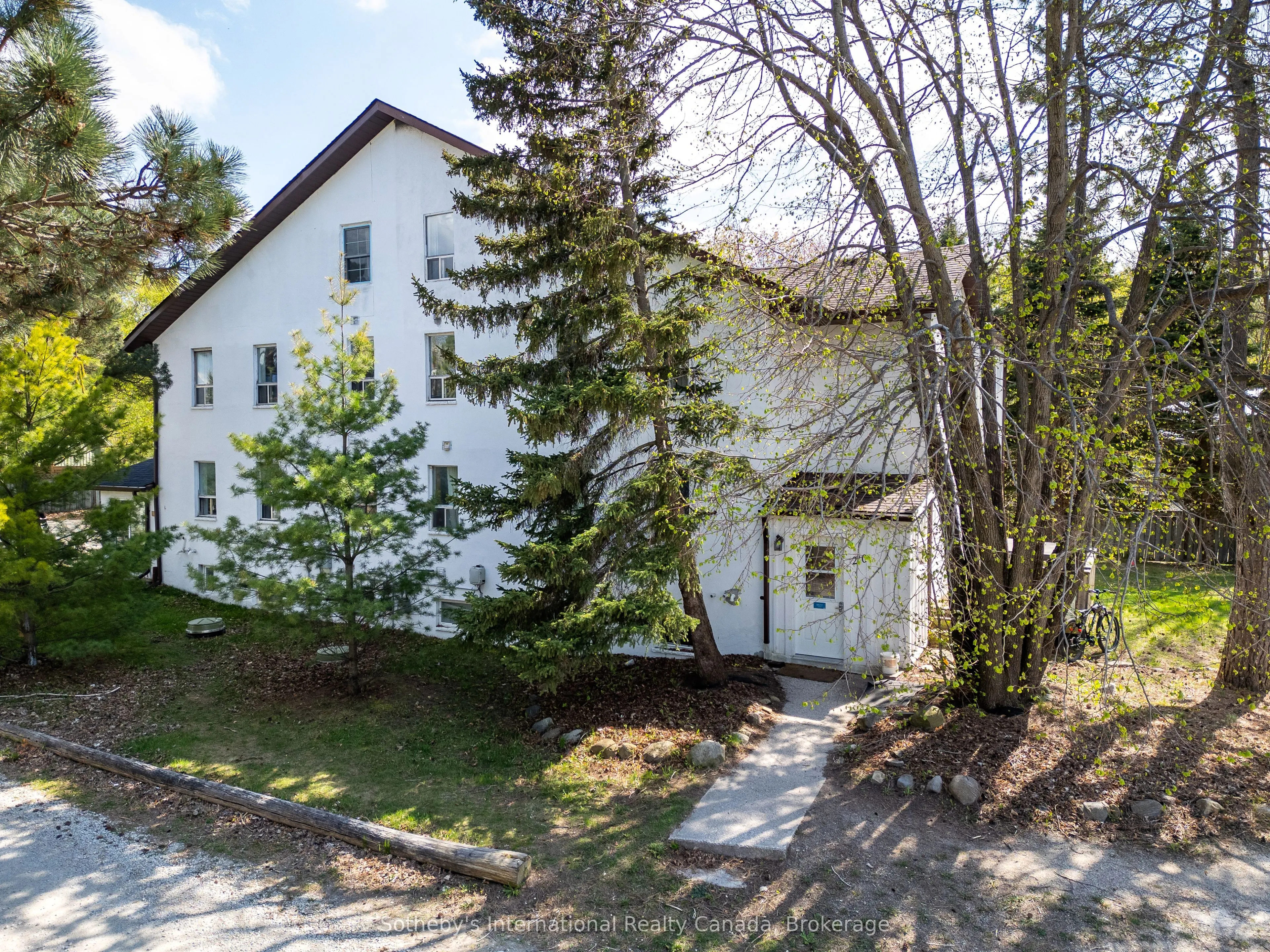 210 ARLBERG Crescent