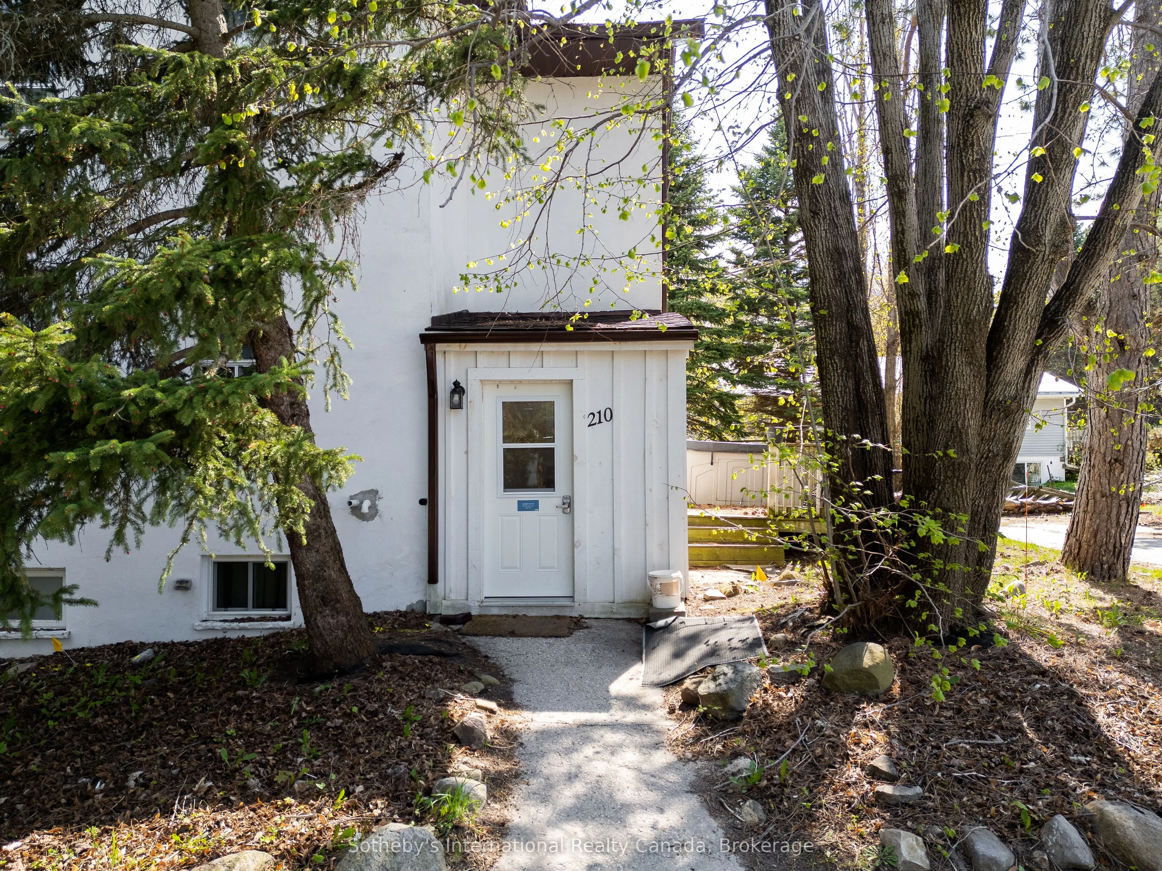 210 ARLBERG Crescent