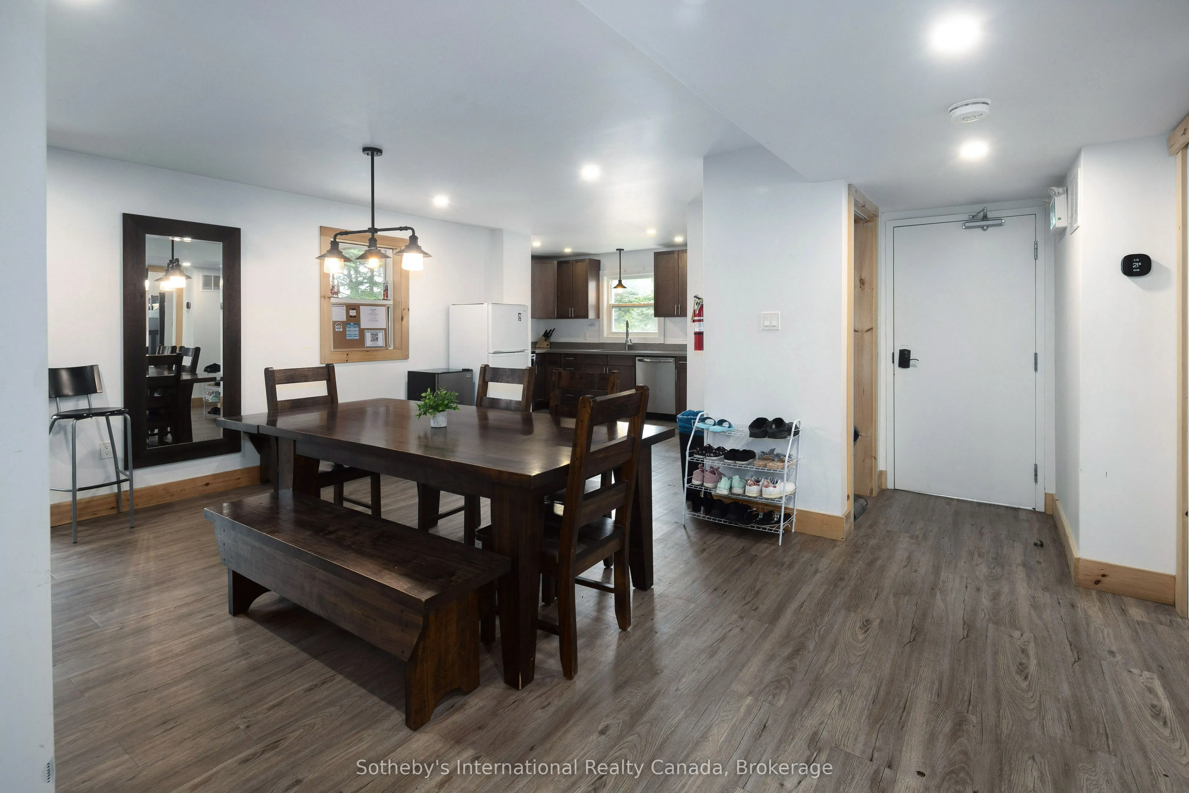 210 ARLBERG Crescent