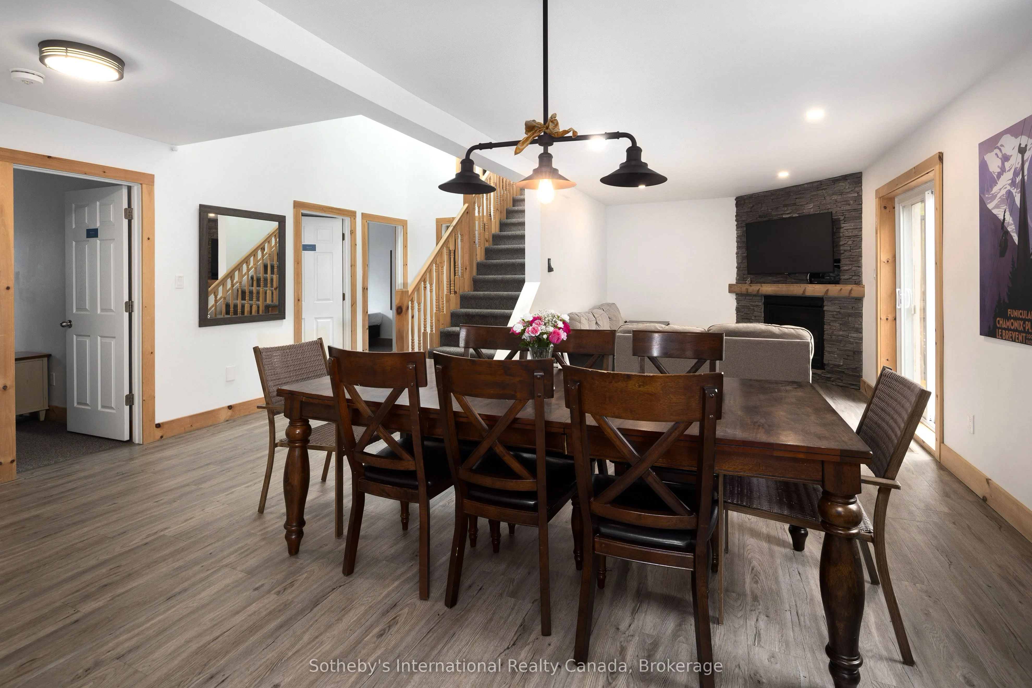 210 ARLBERG Crescent