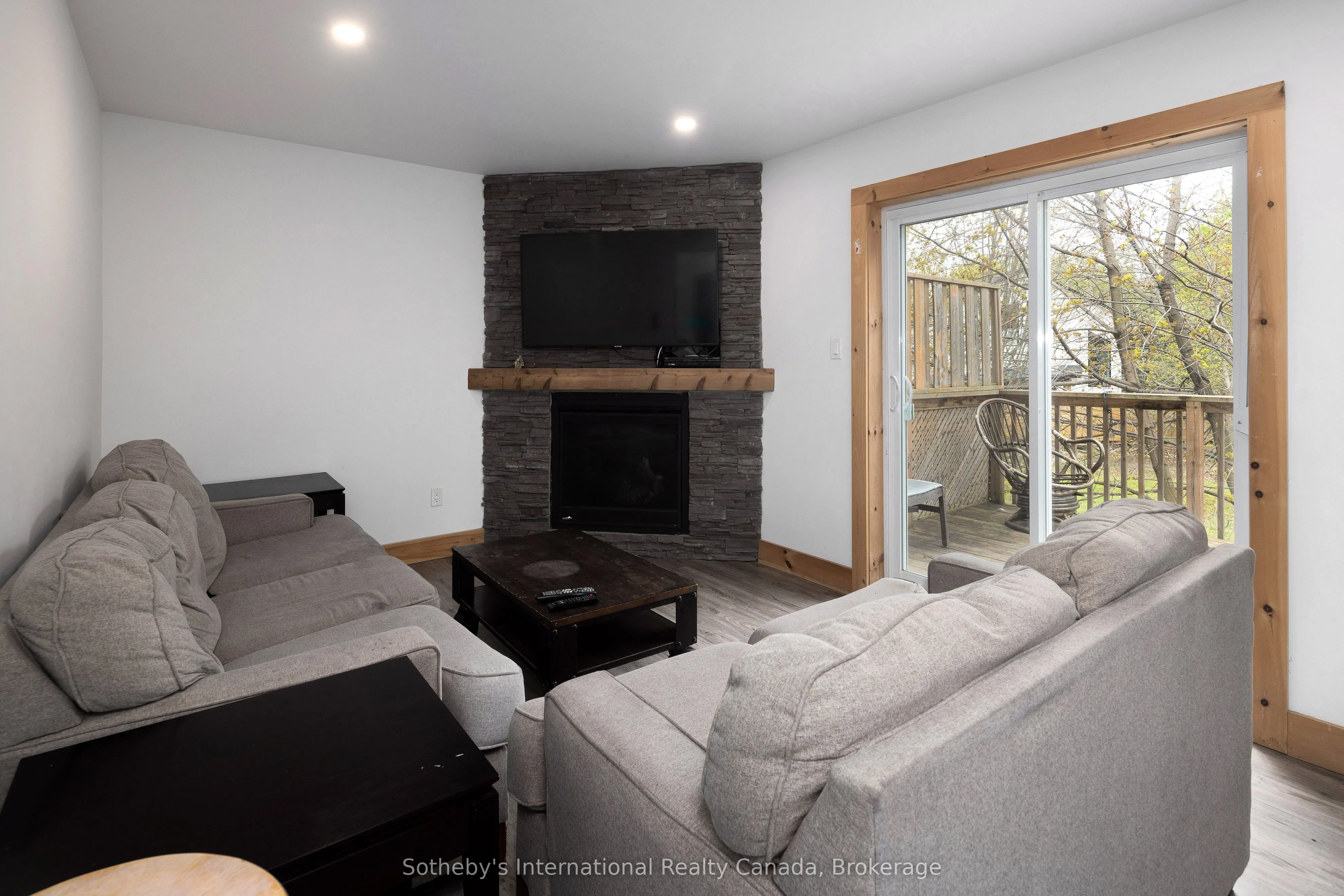 210 ARLBERG Crescent
