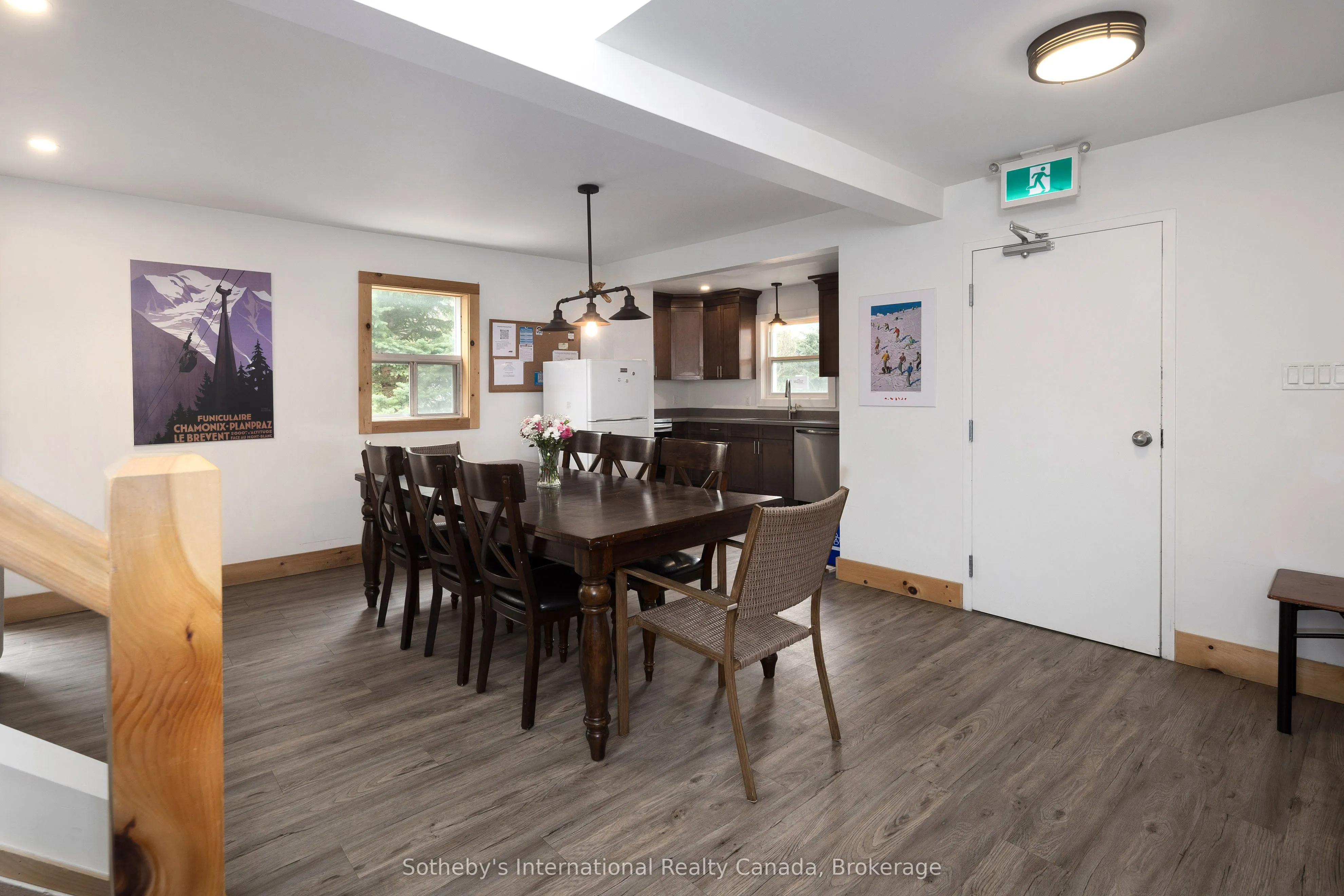 210 ARLBERG Crescent