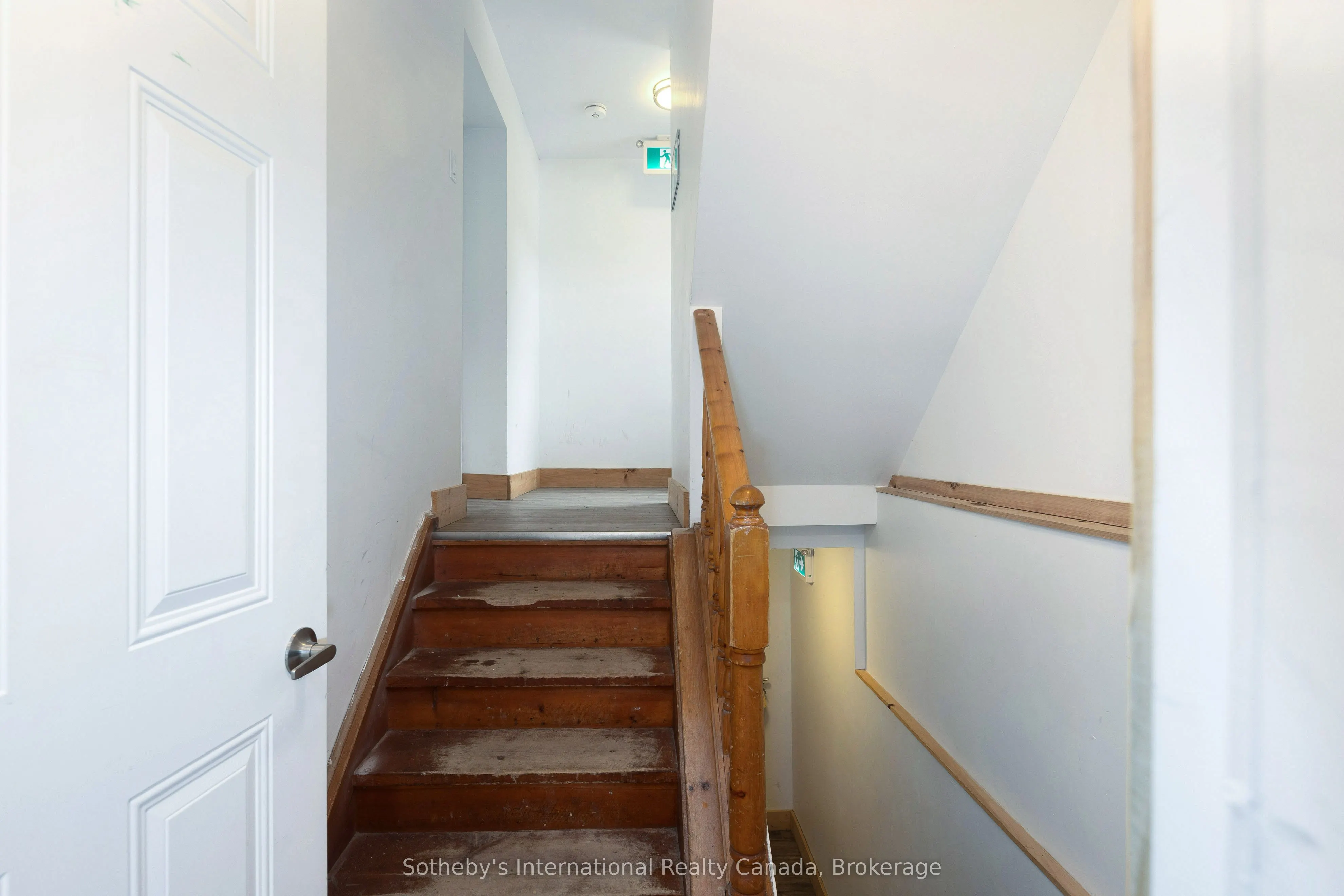 210 ARLBERG Crescent