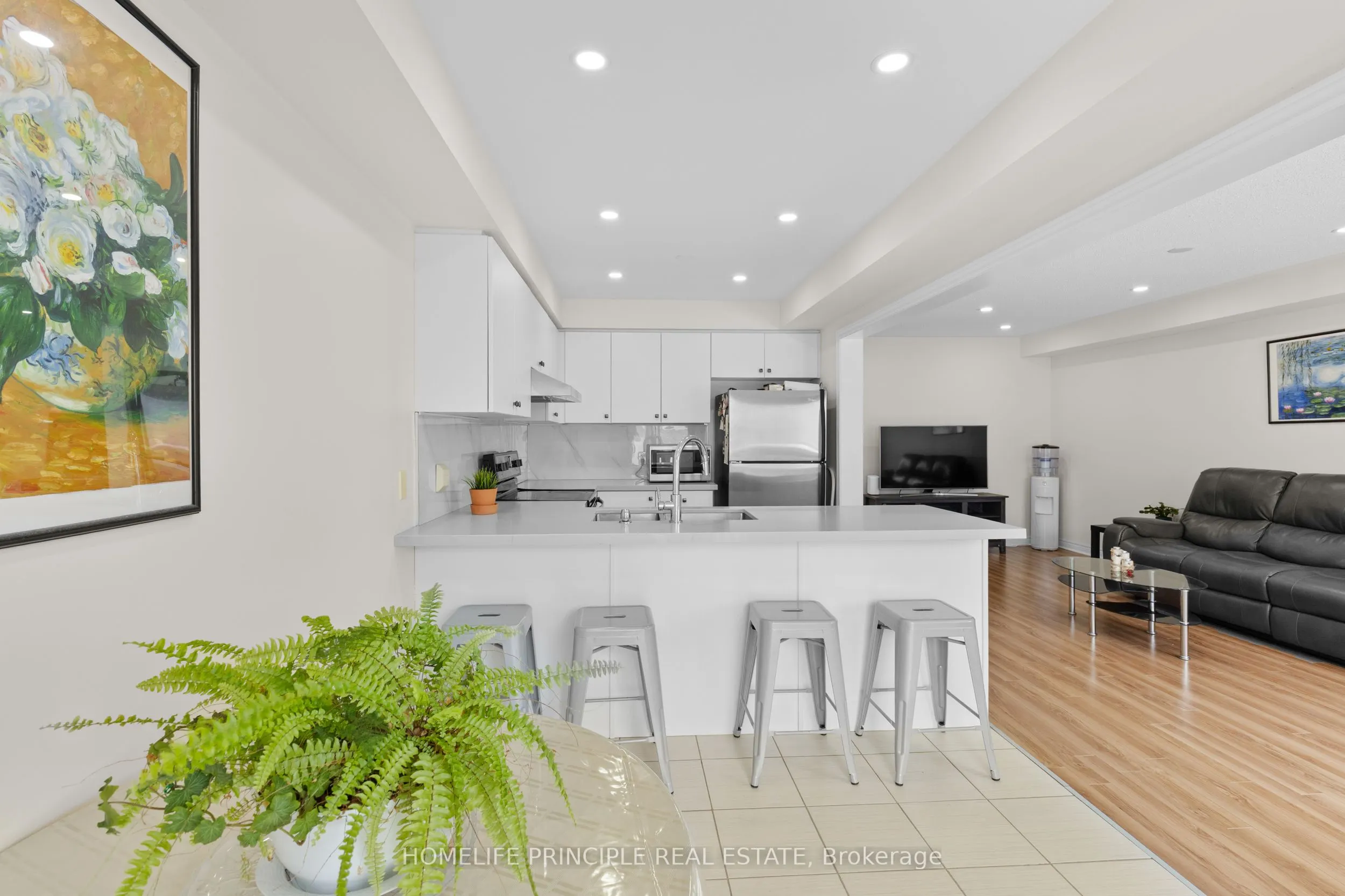 877 Cook Crescent