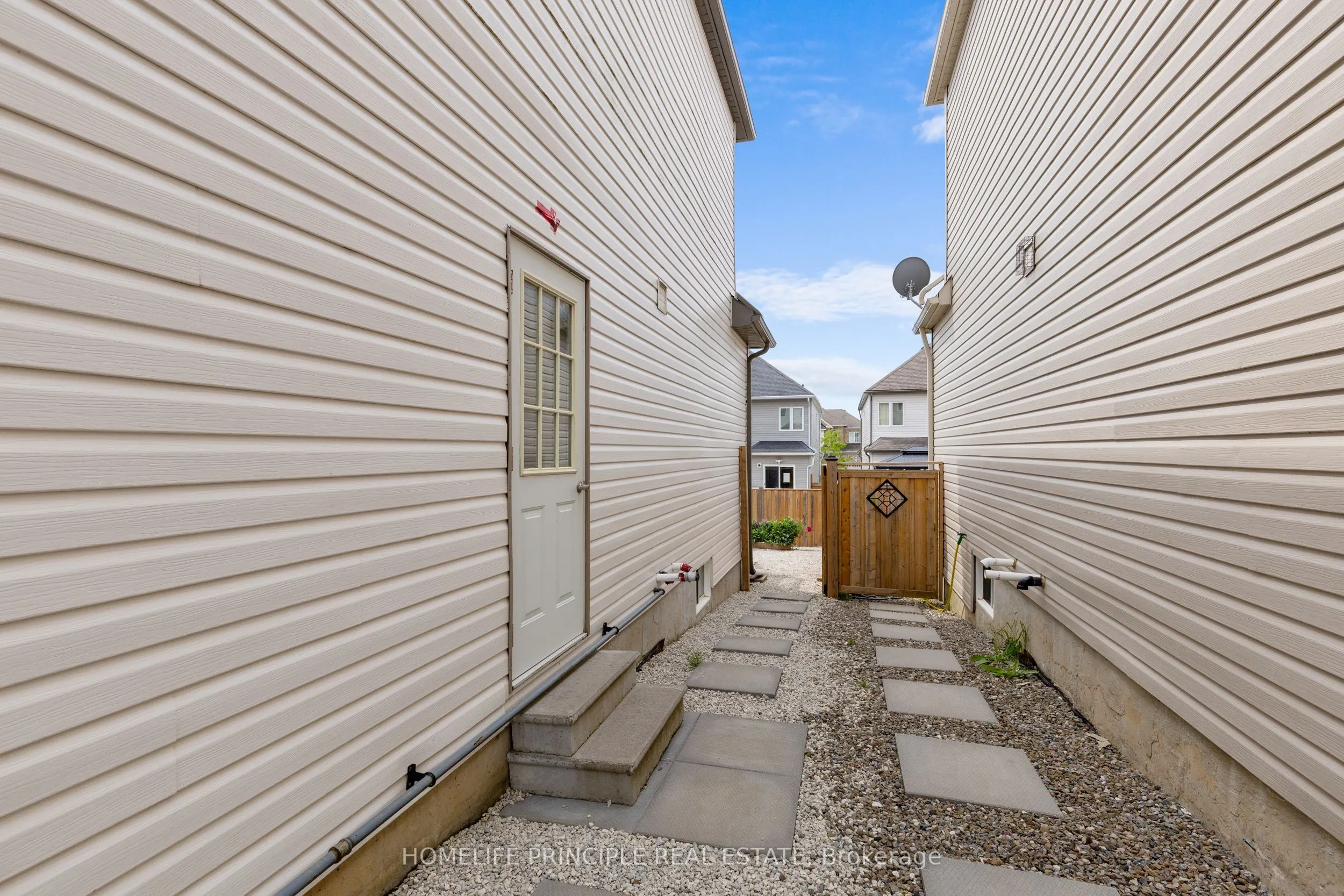 877 Cook Crescent