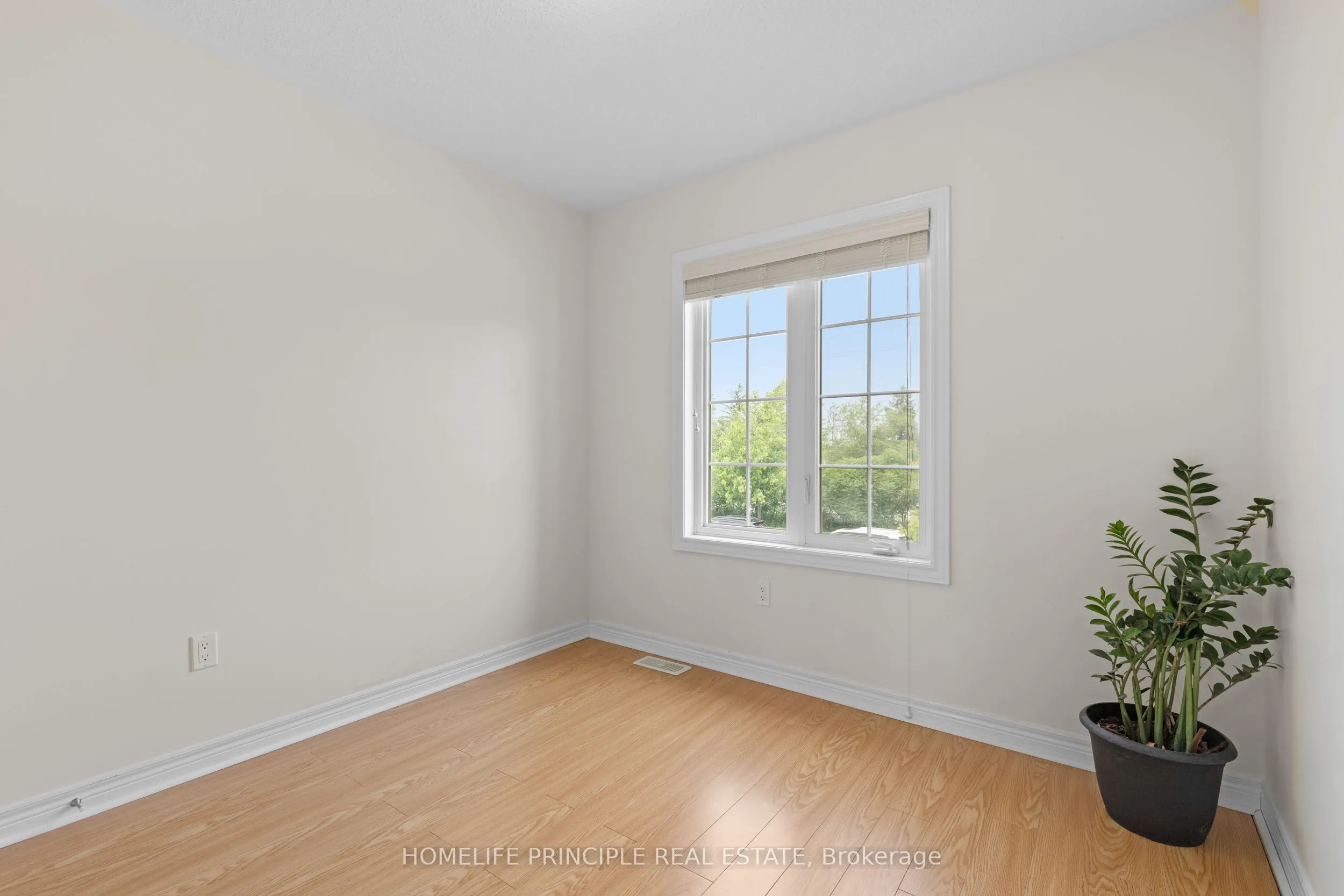 877 Cook Crescent