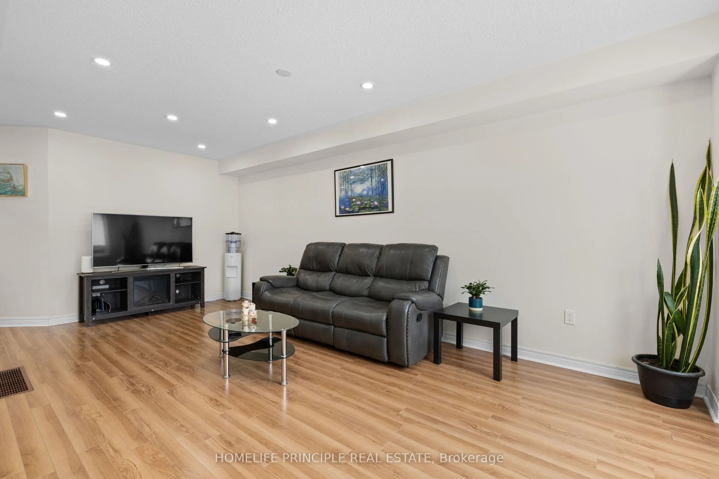877 Cook Crescent