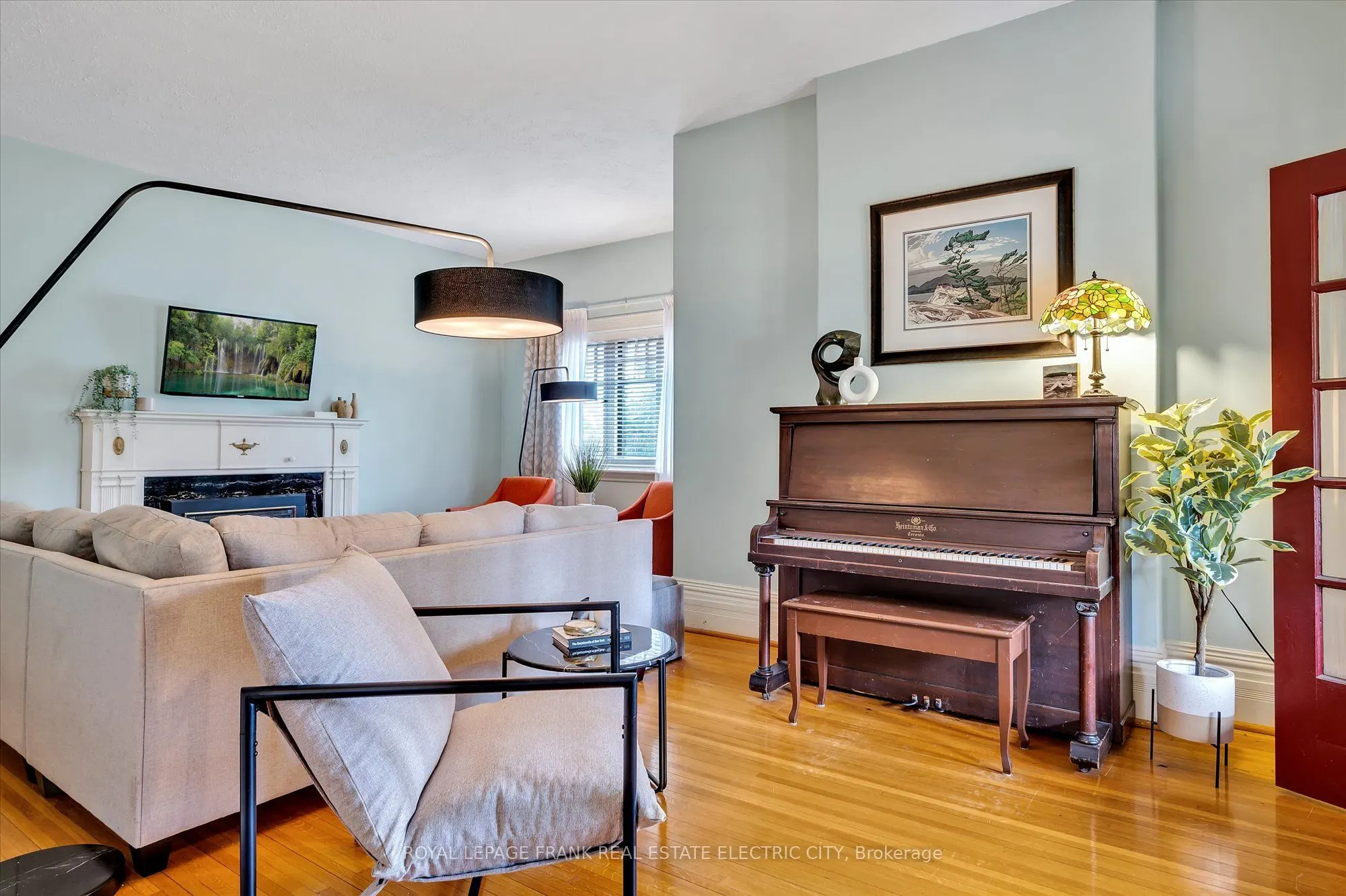 452 Hunter Street W