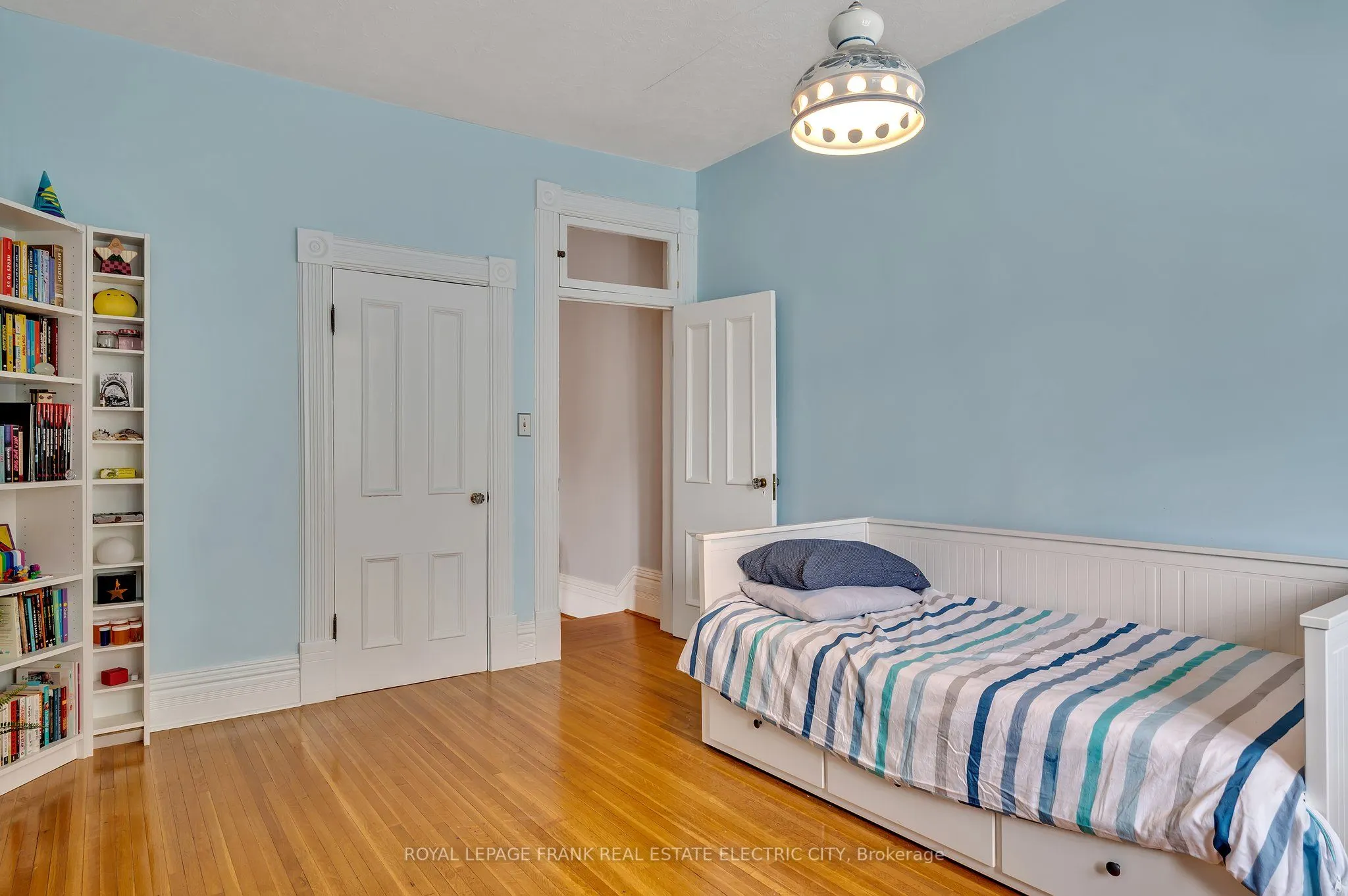 452 Hunter Street W
