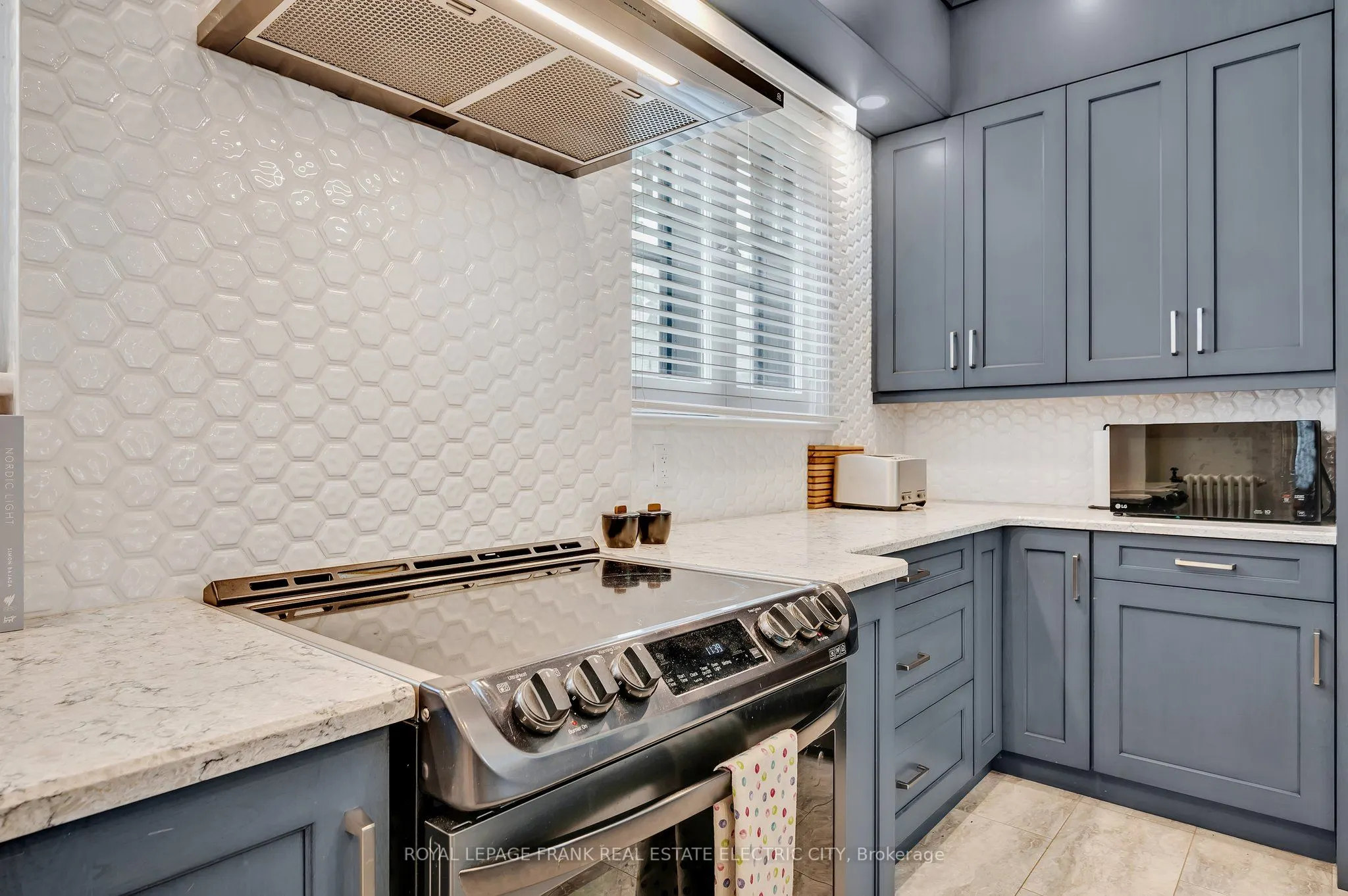 452 Hunter Street W
