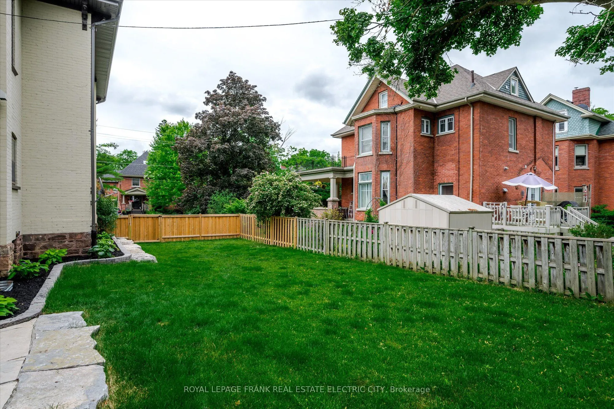 452 Hunter Street W