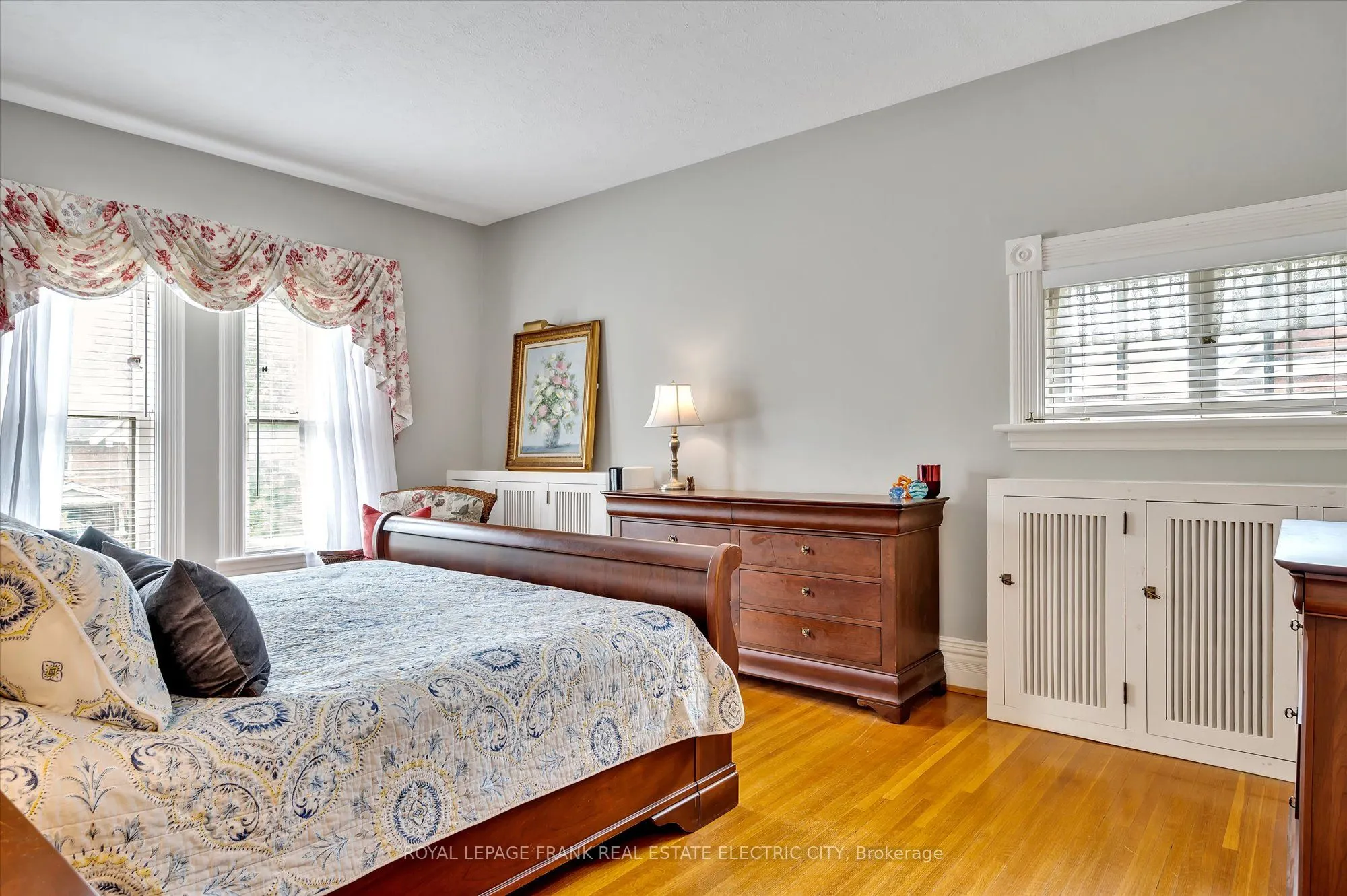 452 Hunter Street W