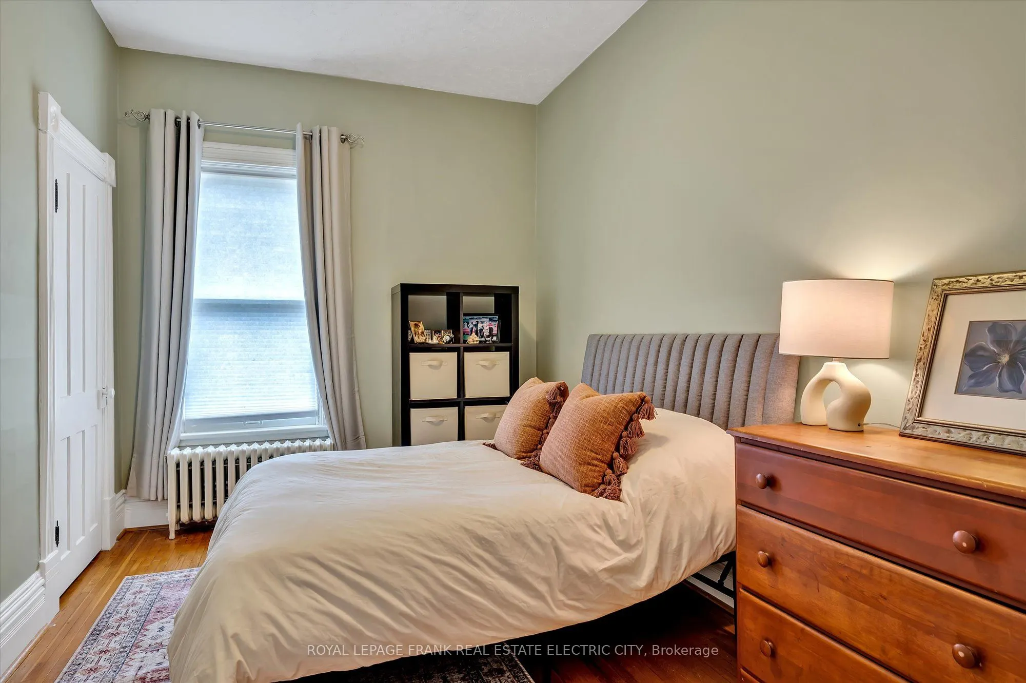452 Hunter Street W
