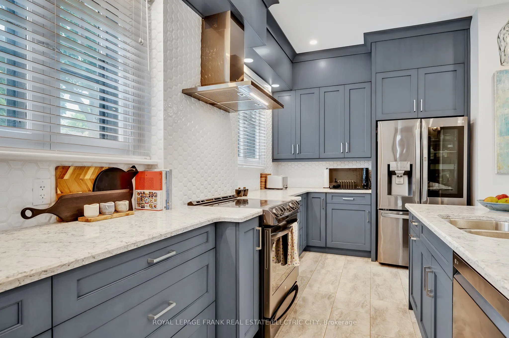 452 Hunter Street W