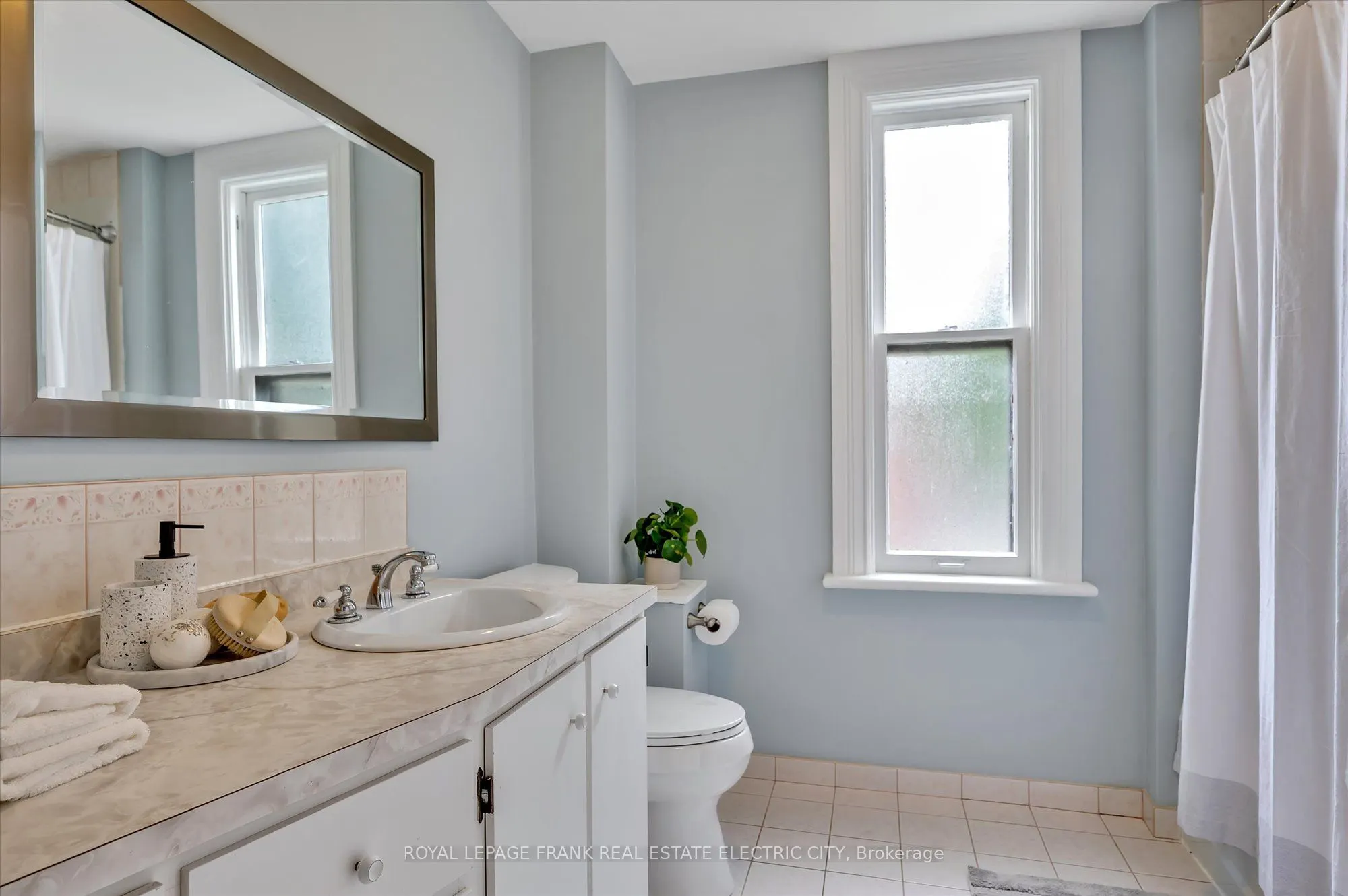 452 Hunter Street W