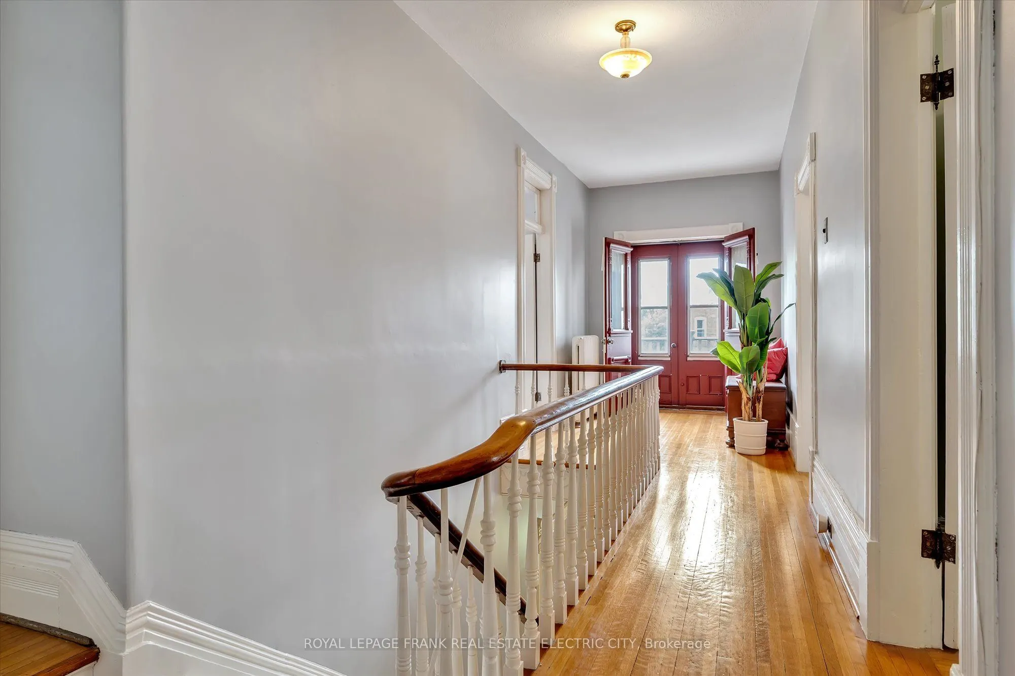 452 Hunter Street W