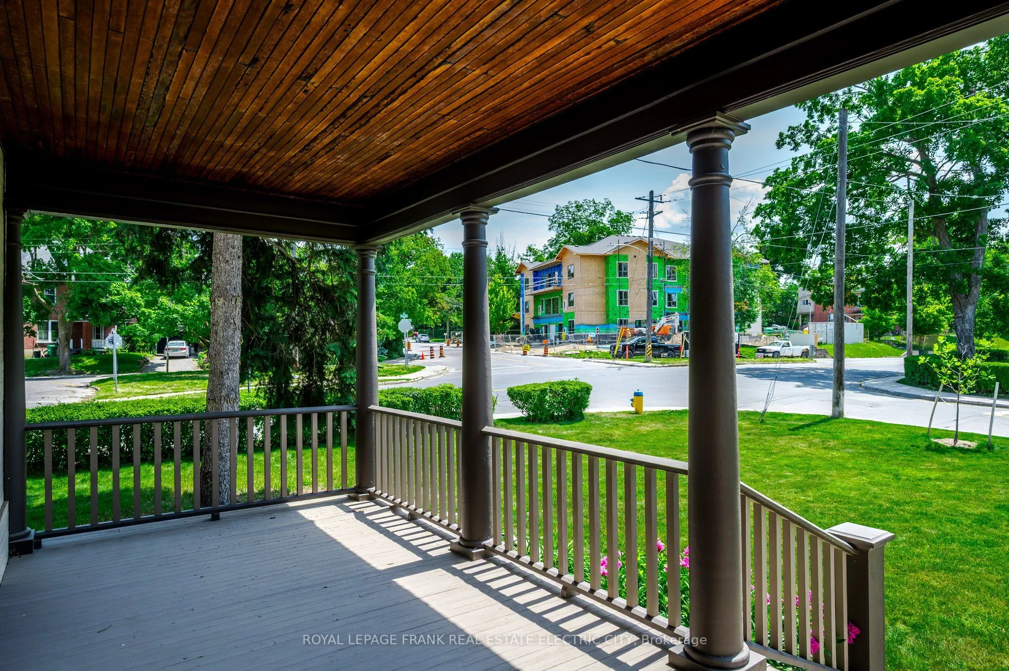 452 Hunter Street W